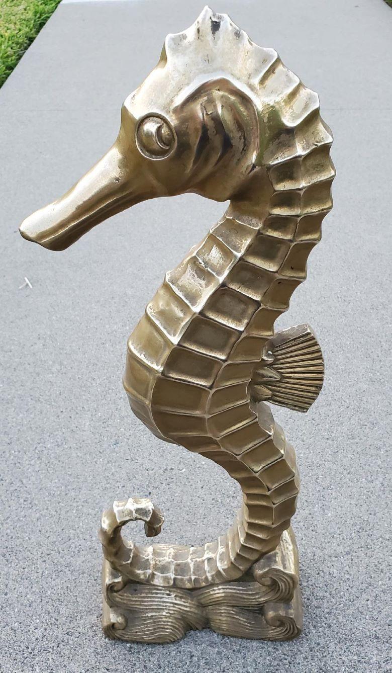 Magnifique sculpture d'hippocampe en laiton massif, objet décoratif de style régence hollywoodienne / moderne du milieu du siècle.
Magnifique hippocampe stylisé dramatique en laiton massif. Les détails de l'hippocampe sont surprenants et la patine