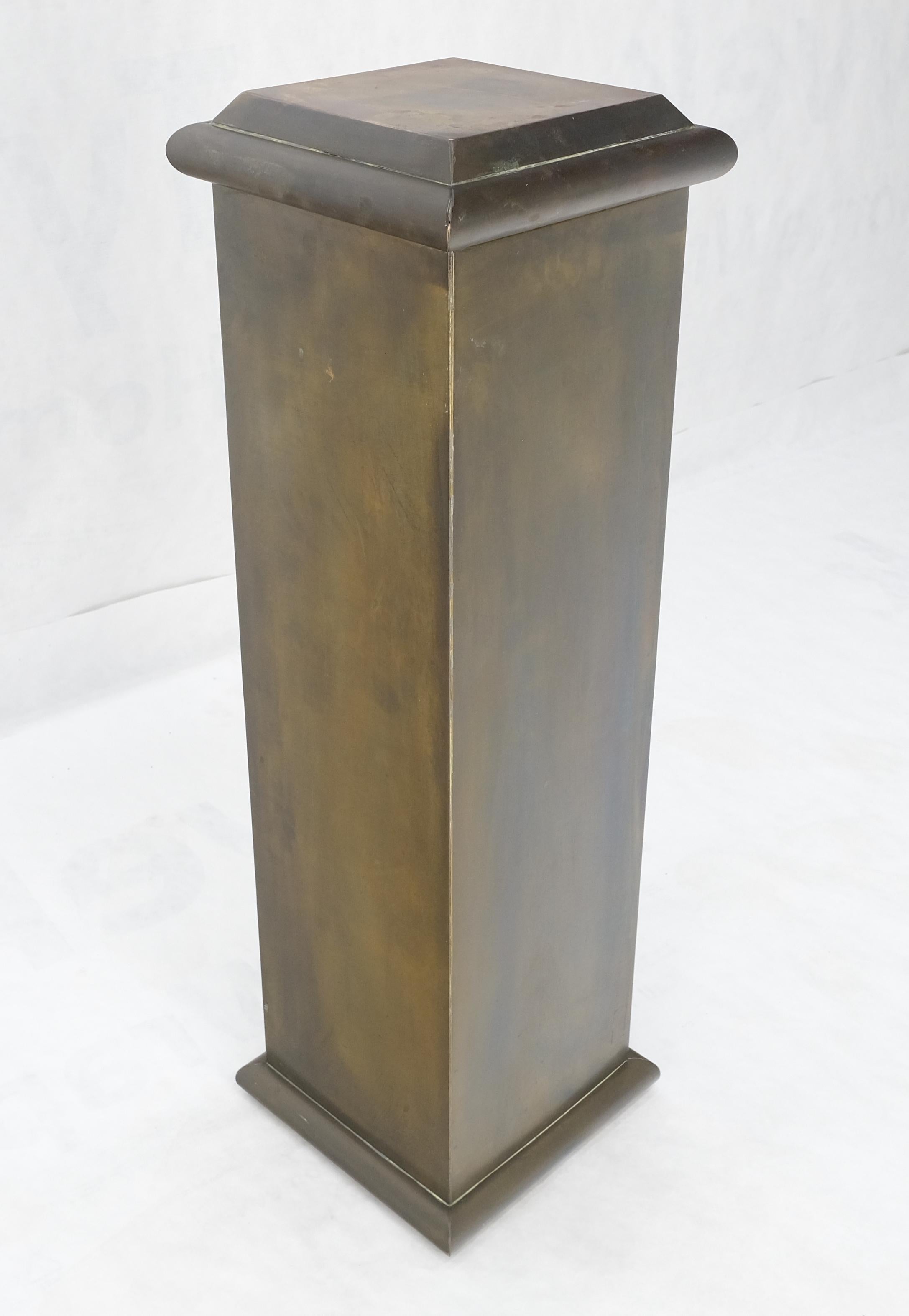 Mid-Century Modern Socle carré forgé en laiton massif en tôle, Mid Century Modern Machine Age en vente
