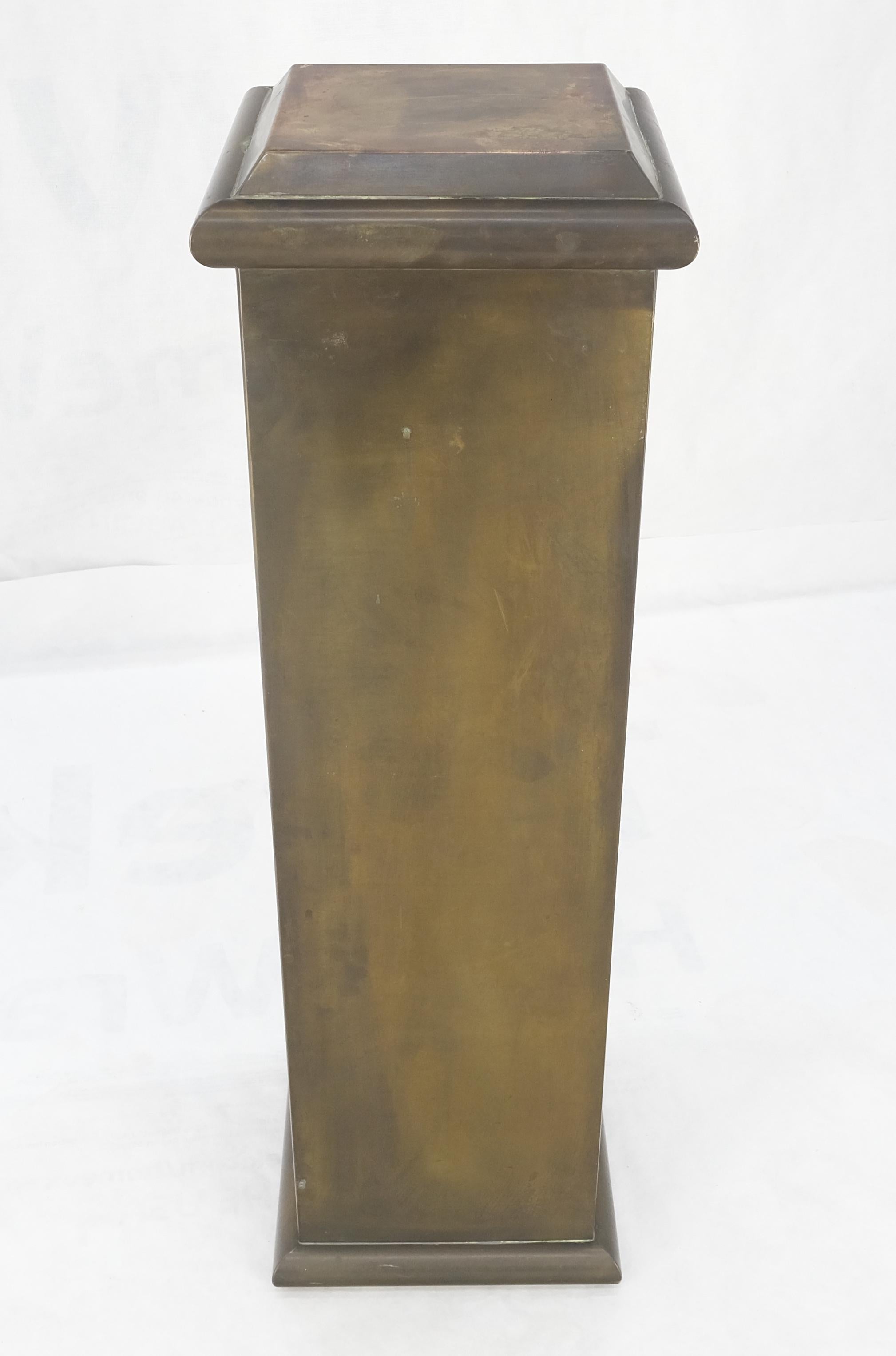 Socle carré forgé en laiton massif en tôle, Mid Century Modern Machine Age en vente 1