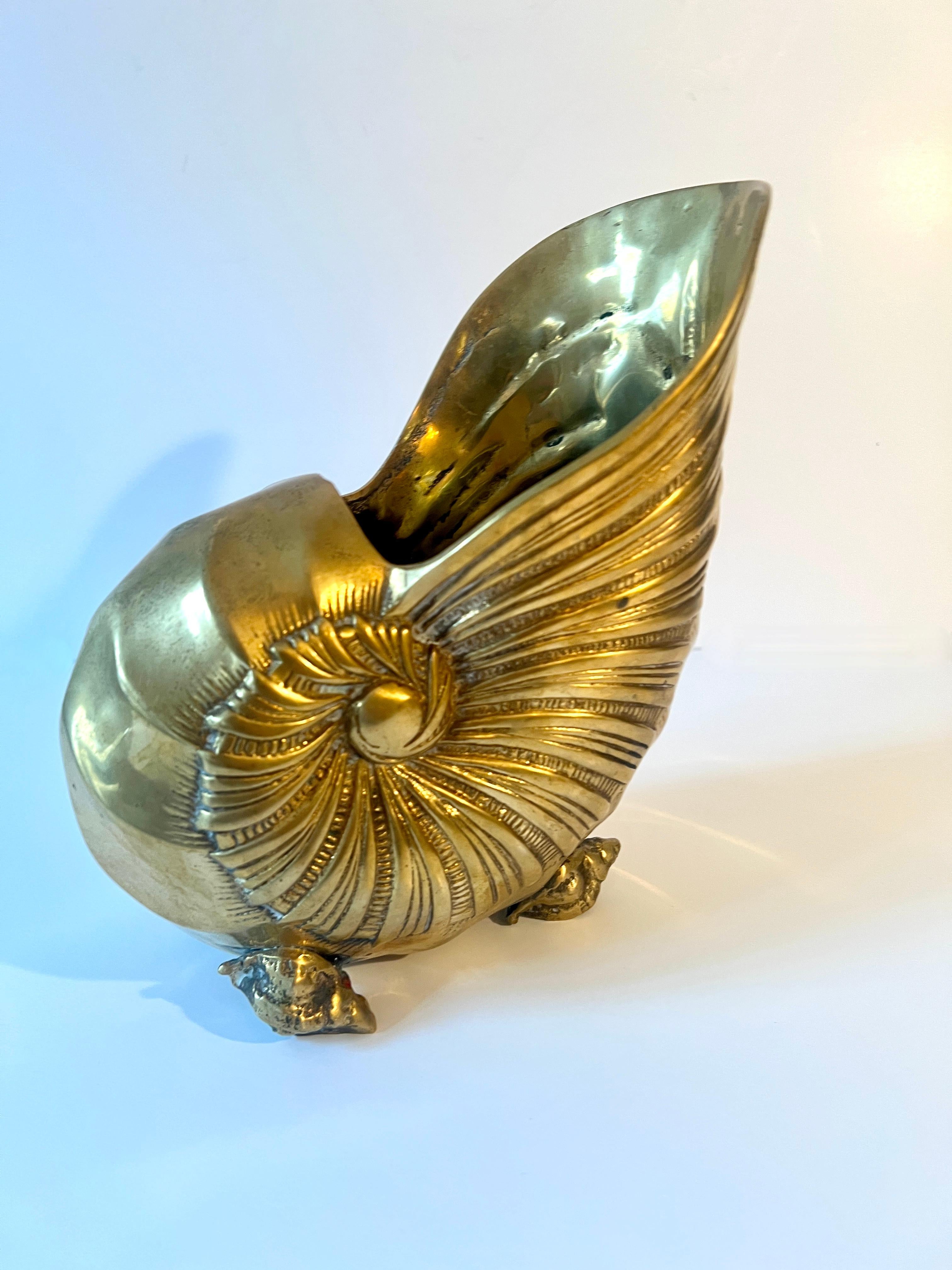 Eine schöne Messing Muschel Pflanzgefäß oder Jardiniere.  Das Design ist einzigartig, denn jede Seite ist anders, eine konvex, die andere eher konkav.  Die Füße sind ebenfalls aus Messingschalen.  Hervorragend geeignet für eine Zimmerpflanze oder