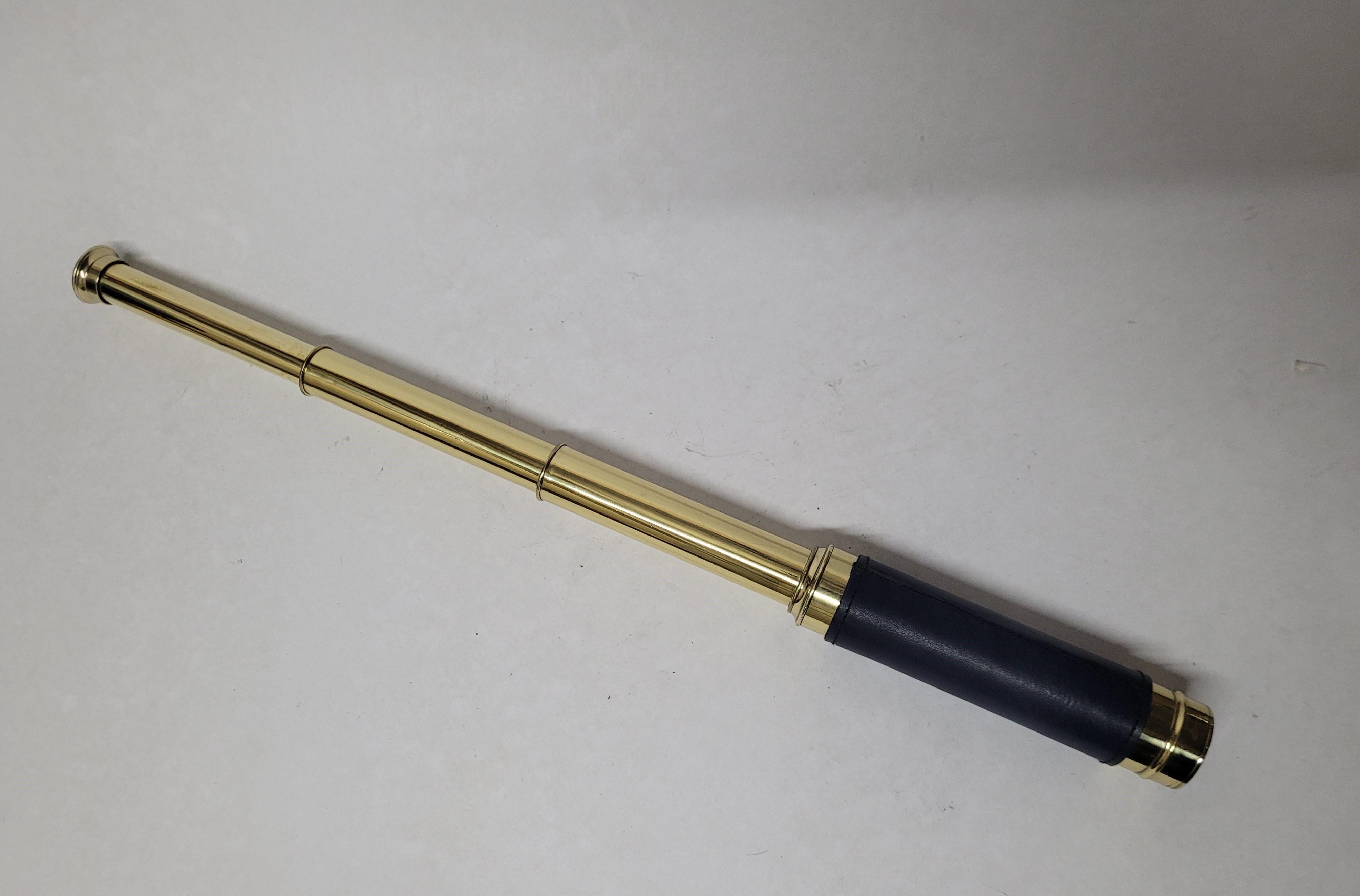 Lunette astronomique pour bateaux, appropriée pour une utilisation sur un yacht, un bateau ou n'importe quel endroit avec une vue. Il a été méticuleusement poli et laqué. Nous venons de restaurer une grande collection de ce type. Ce bel instrument