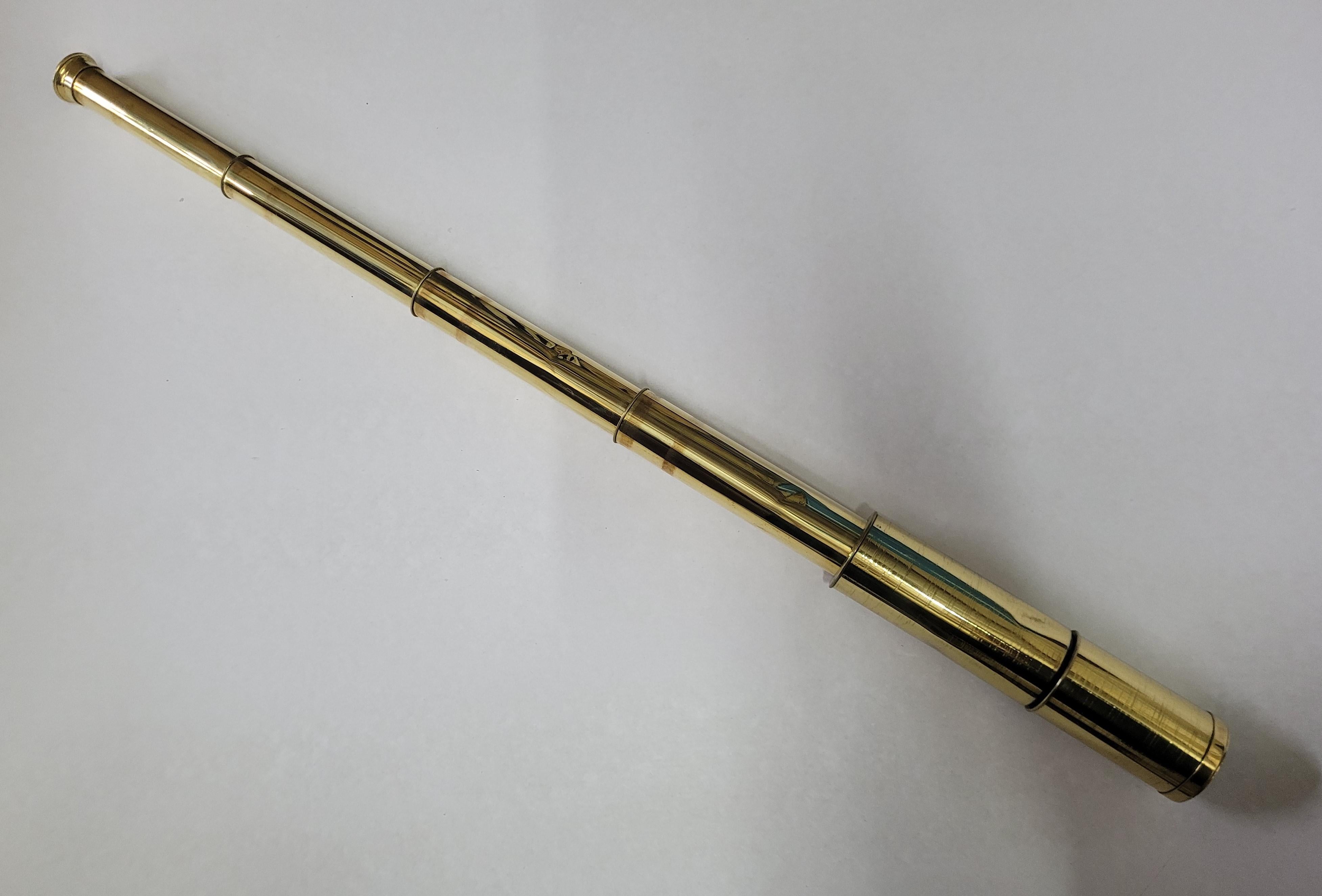 Cannocchiale in ottone adatto all'uso su terra o in mare. È stato lucidato e laccato meticolosamente. Abbiamo appena restaurato una grande collezione di questi oggetti. Questo raffinato strumento ha una canna a quattro estrazioni in ottone