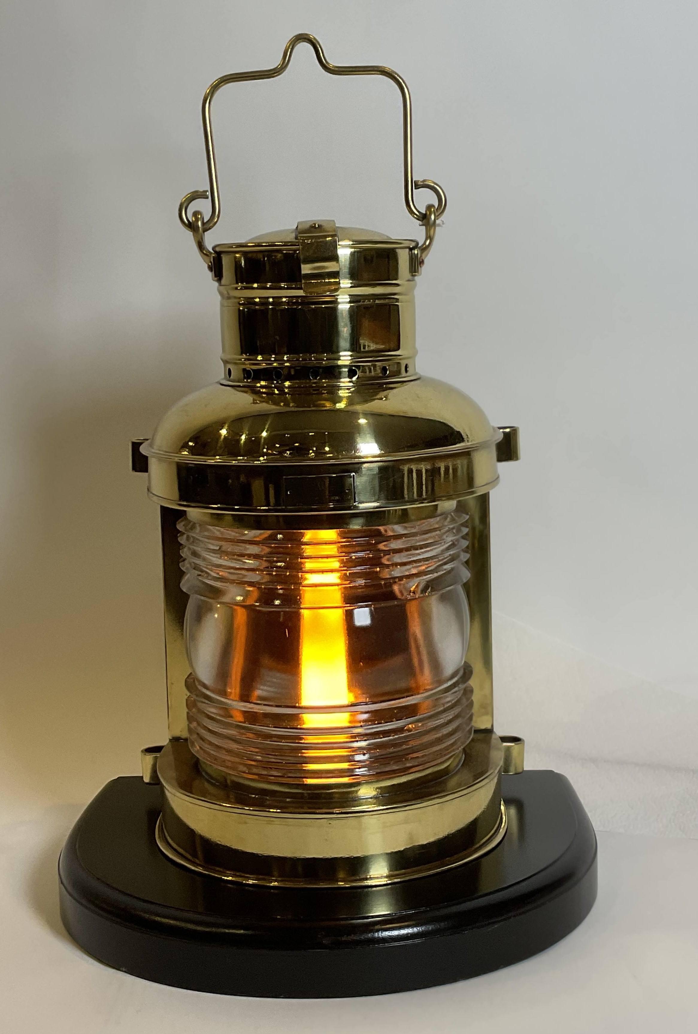 Lanterna marittima con lente fresnel. Distintivo di fabbrica di 