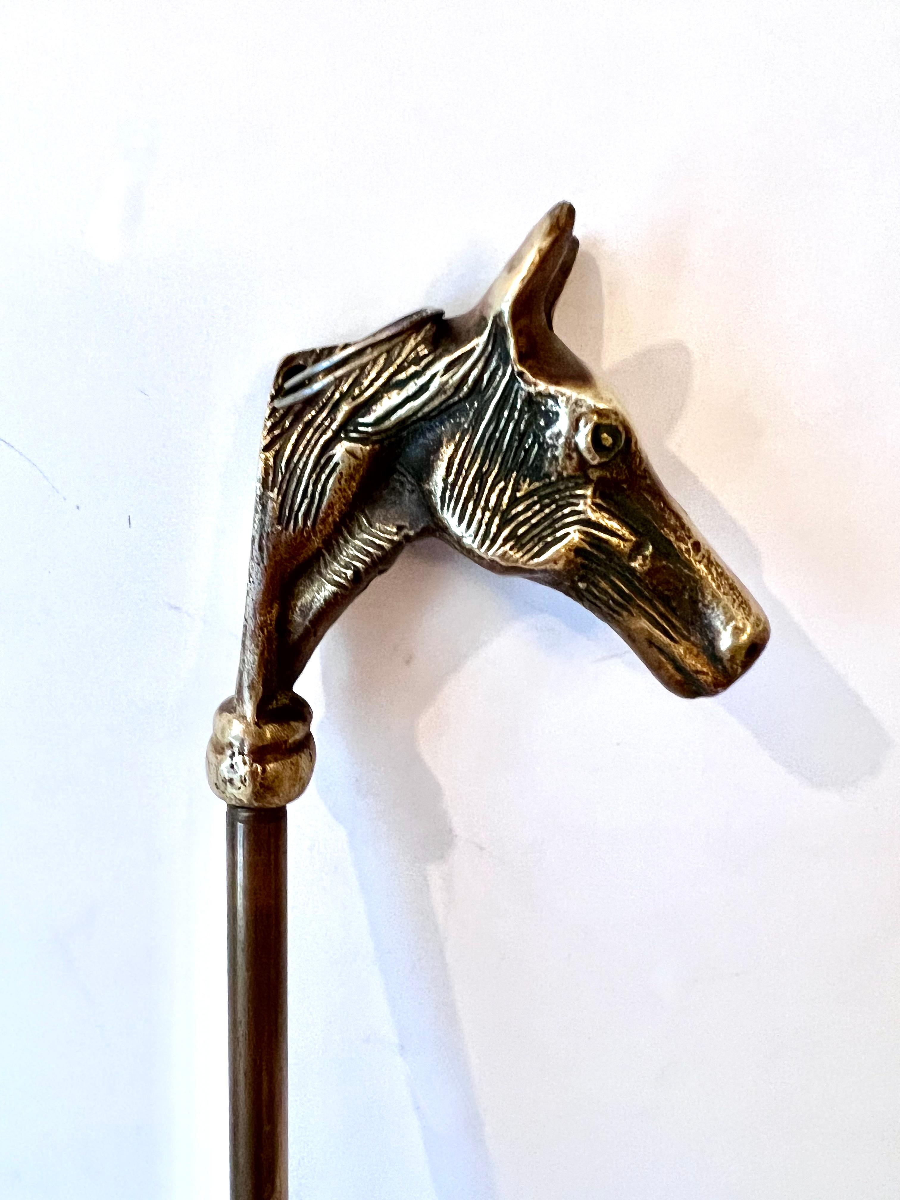 Ottone Calzascarpe in ottone massiccio con cavallo in vendita