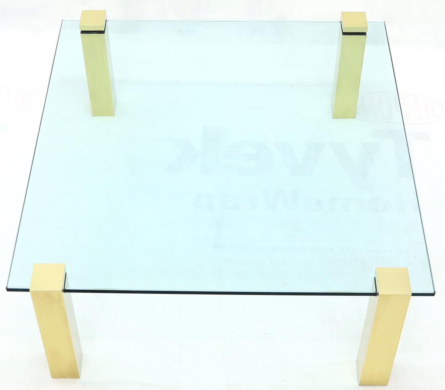 Mid-Century Modern Table basse en laiton massif à pieds carrés et plateau en verre en vente