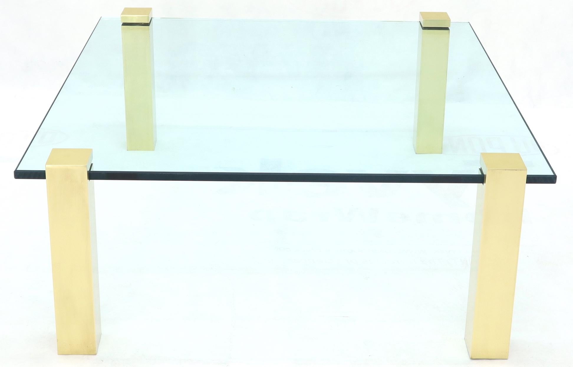 20ième siècle Table basse en laiton massif à pieds carrés et plateau en verre en vente