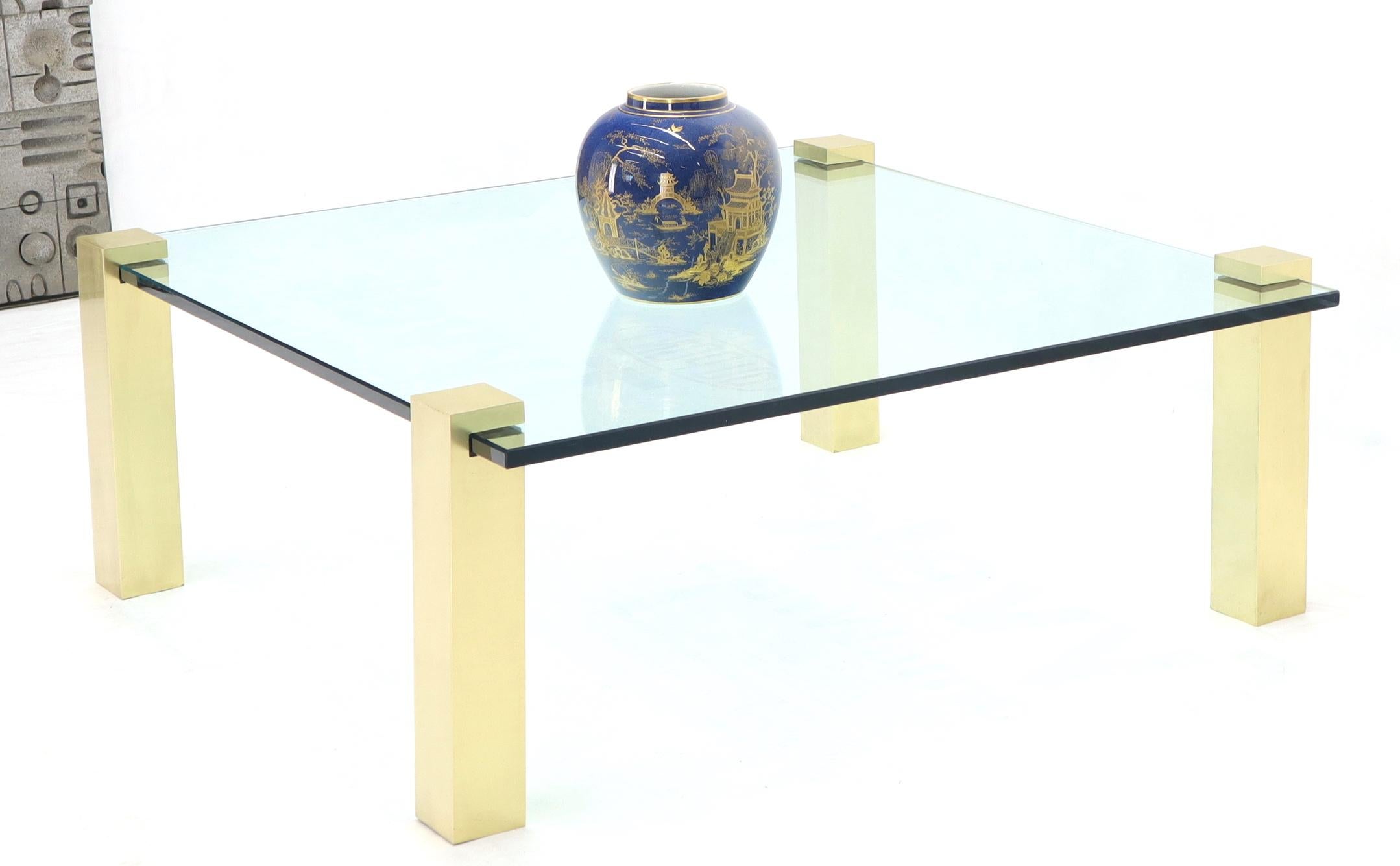 Table basse en laiton massif à pieds carrés et plateau en verre en vente 2