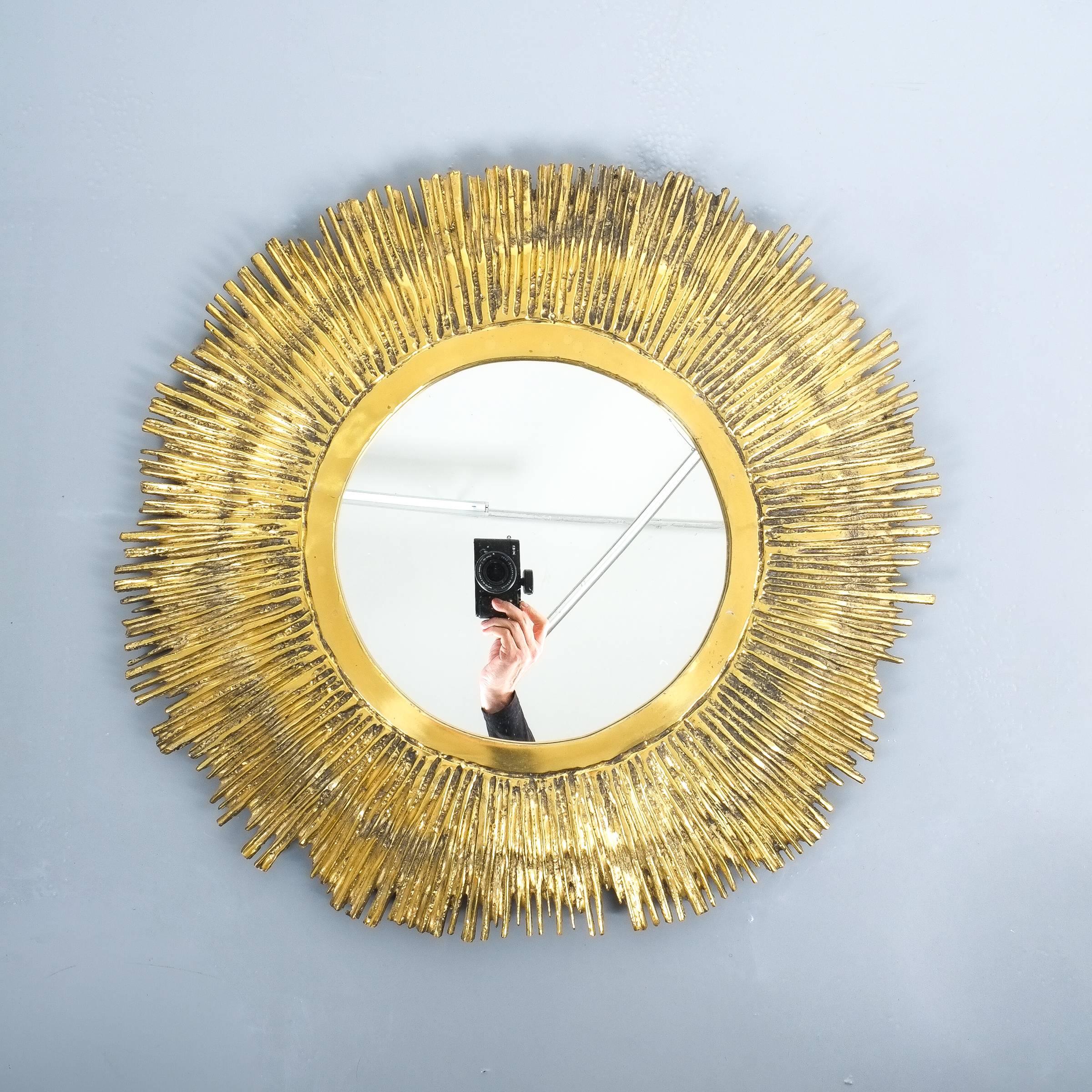 Impressionnant miroir en laiton massif de 24 pouces, dans le style de Curtis Jere, vers 1955, avec un cadre en laiton coulé lourd et solide, fait à la main, avec un miroir incrusté de 11,8 pouces. Le miroir pèse de 8 à 10 kg environ. Très bon état.