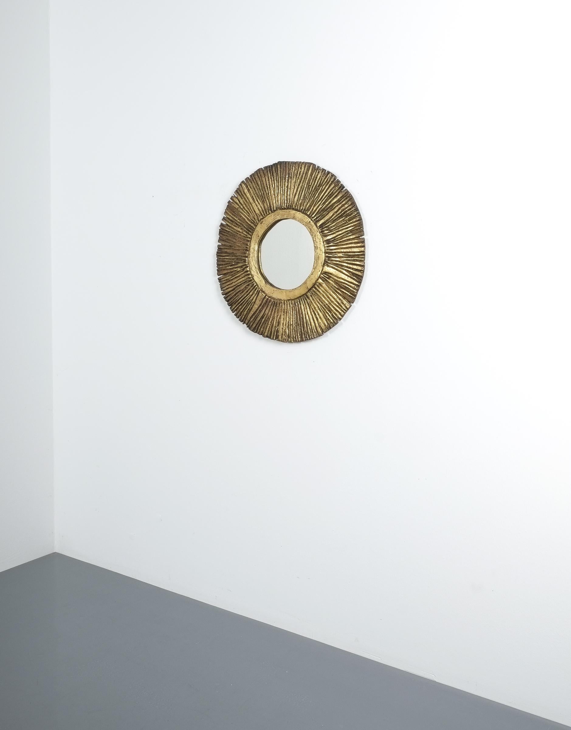 Mid-Century Modern Miroir du milieu du siècle en laiton massif avec rayons de soleil Style Curtis Jere, France, vers 1955 en vente