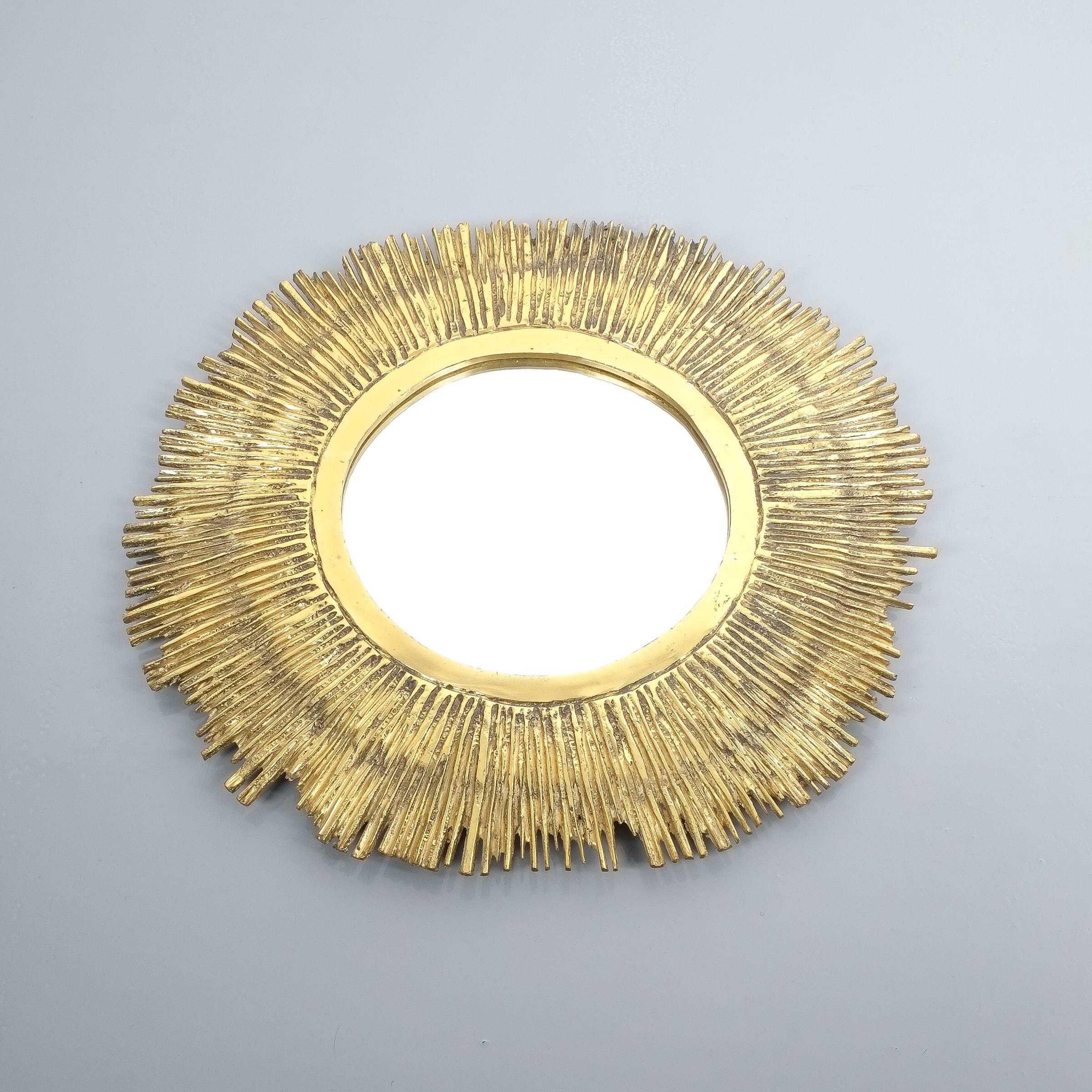 Sunburst-Spiegel aus massivem Messing aus der Mitte des Jahrhunderts, Frankreich, um 1955 (Moderne der Mitte des Jahrhunderts) im Angebot