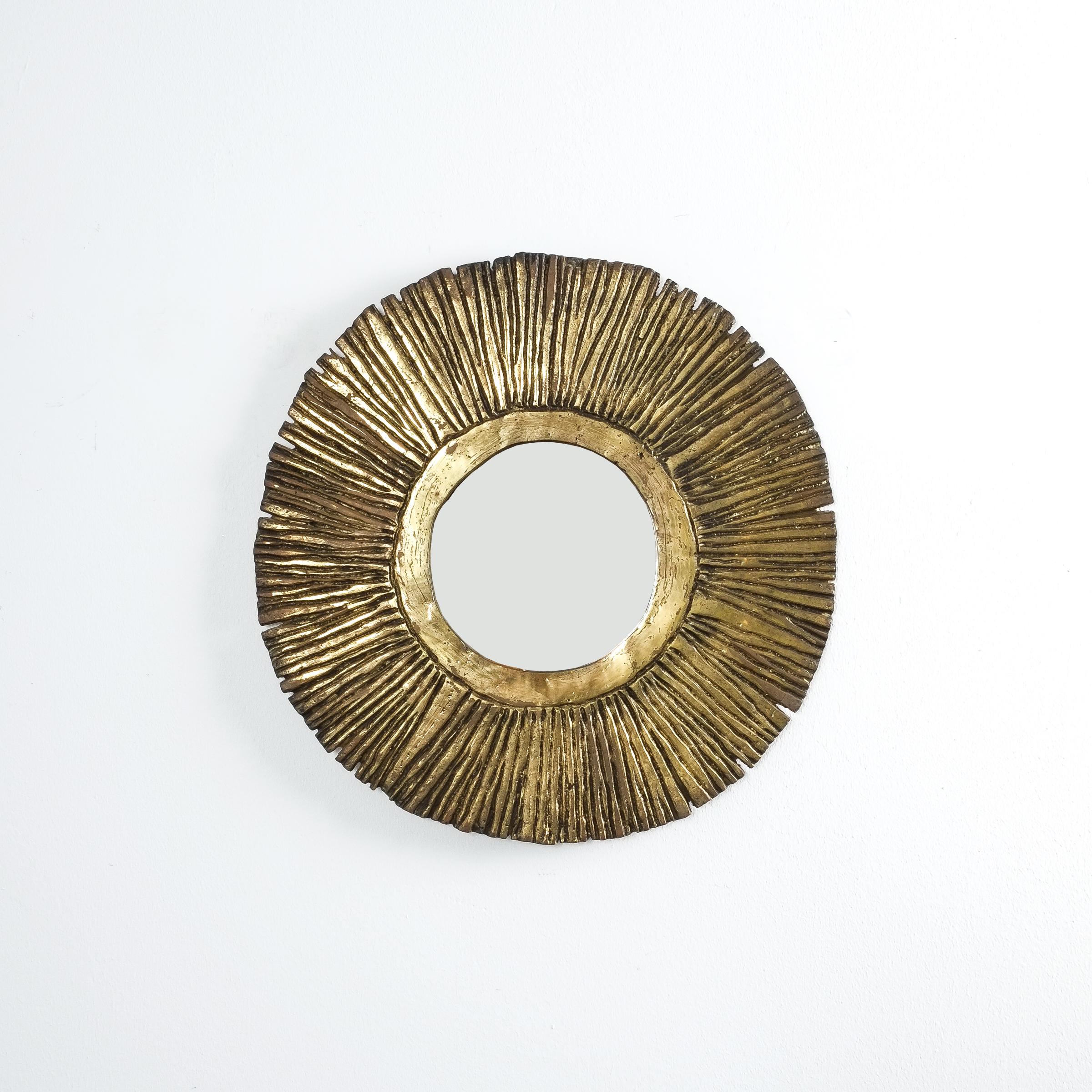 Laiton Miroir du milieu du siècle en laiton massif avec rayons de soleil Style Curtis Jere, France, vers 1955 en vente