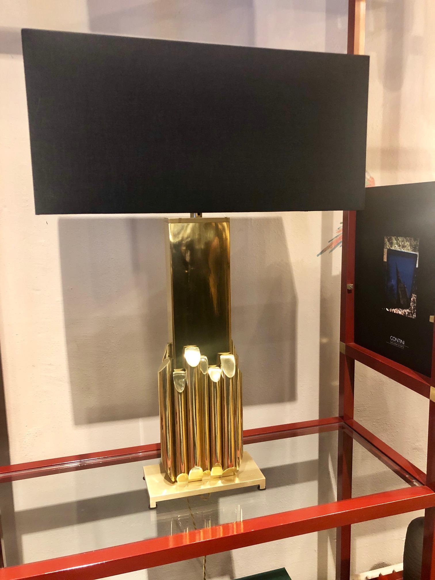 Solid brass plate table lamp design by Luciano Frigerio, depict organ pipes, Frigerio Desio (1928-1999)
Made in Italy in 1970s, published in lots of magazines
Frigerio describes himself as a craftsman and for this reason he has never made more than