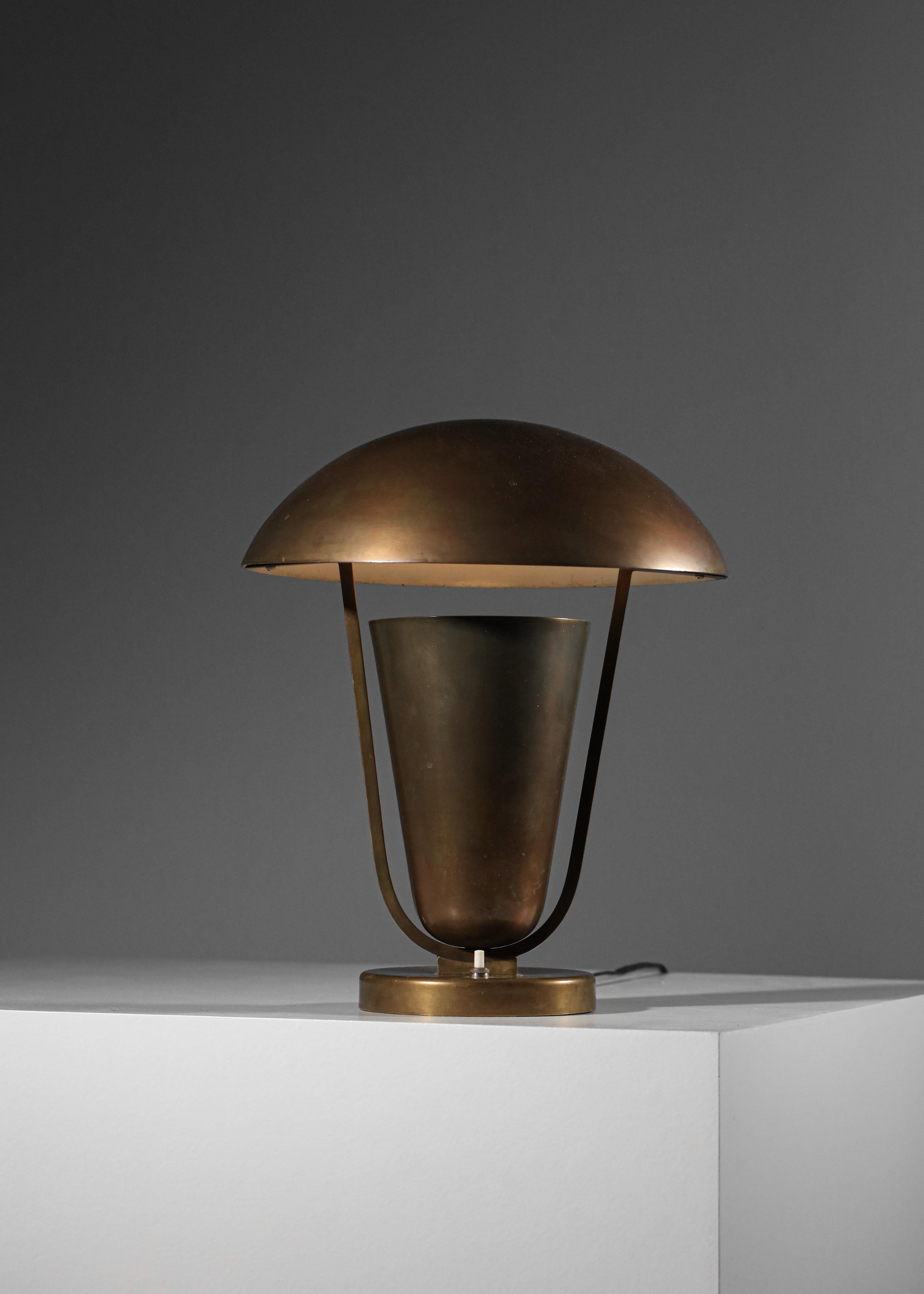 Table ou bureau en laiton massif  Lampe Art déco style Perzel moderniste français des années 30 en vente 1