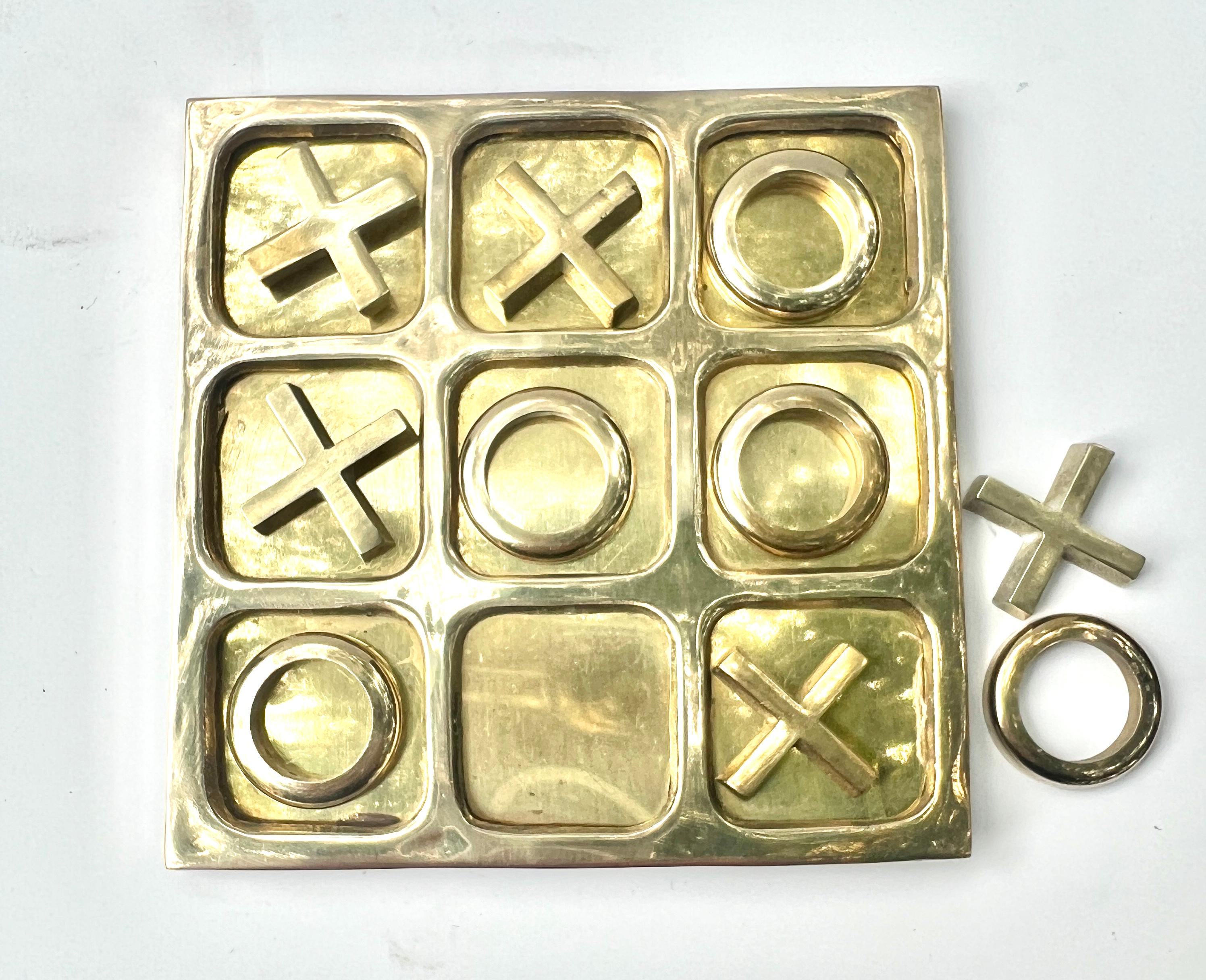 XX secolo Tavola da Tic Tac in ottone massiccio con X e O in ottone in vendita
