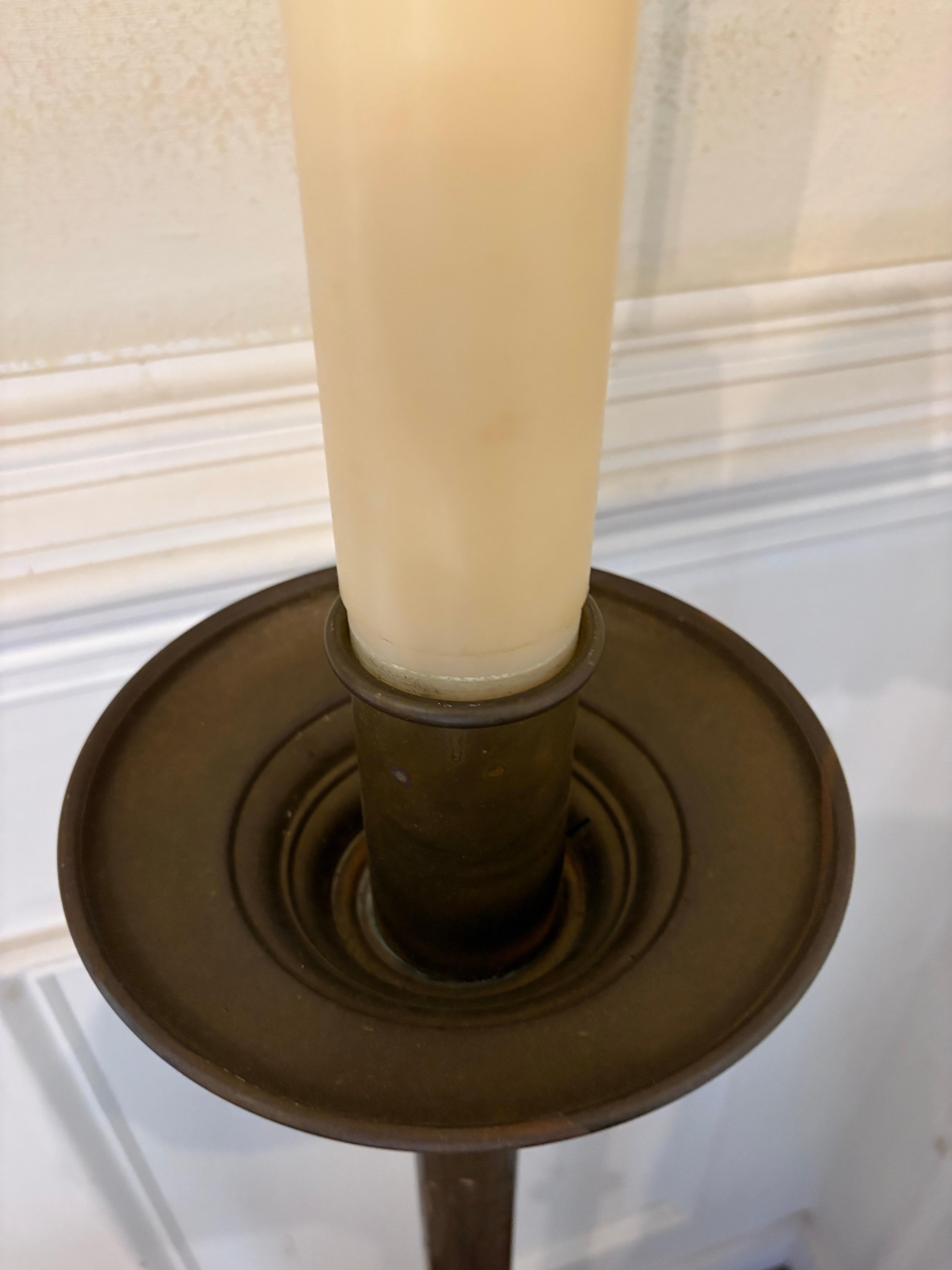 Antorcha o candelabro de altar de latón macizo, mediados del siglo XX.  Incluye una vela de aceite líquido rellenable
