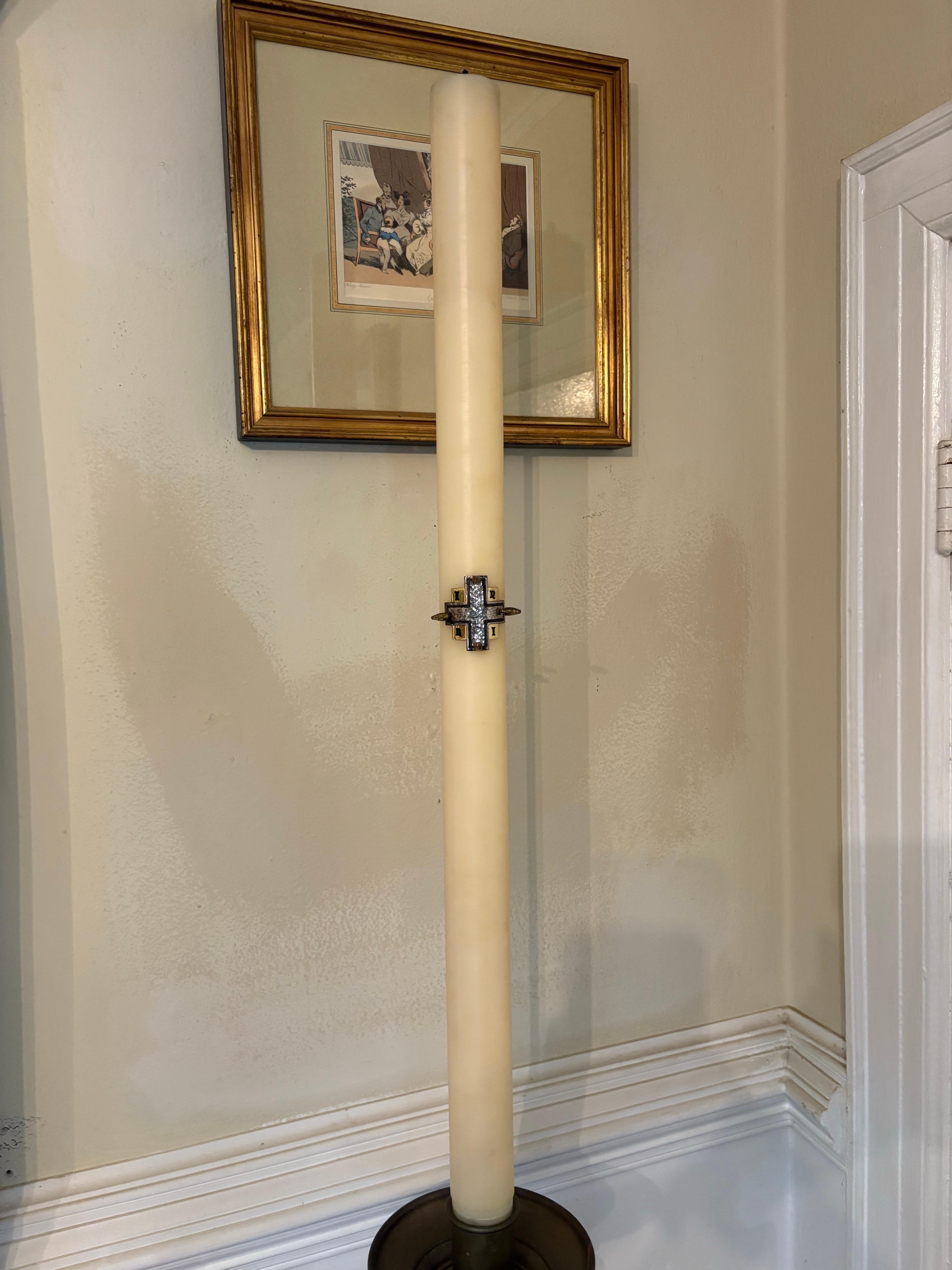 Antorcha o candelabro de altar de latón macizo, mediados del siglo XX en Bueno estado para la venta en Savannah, GA