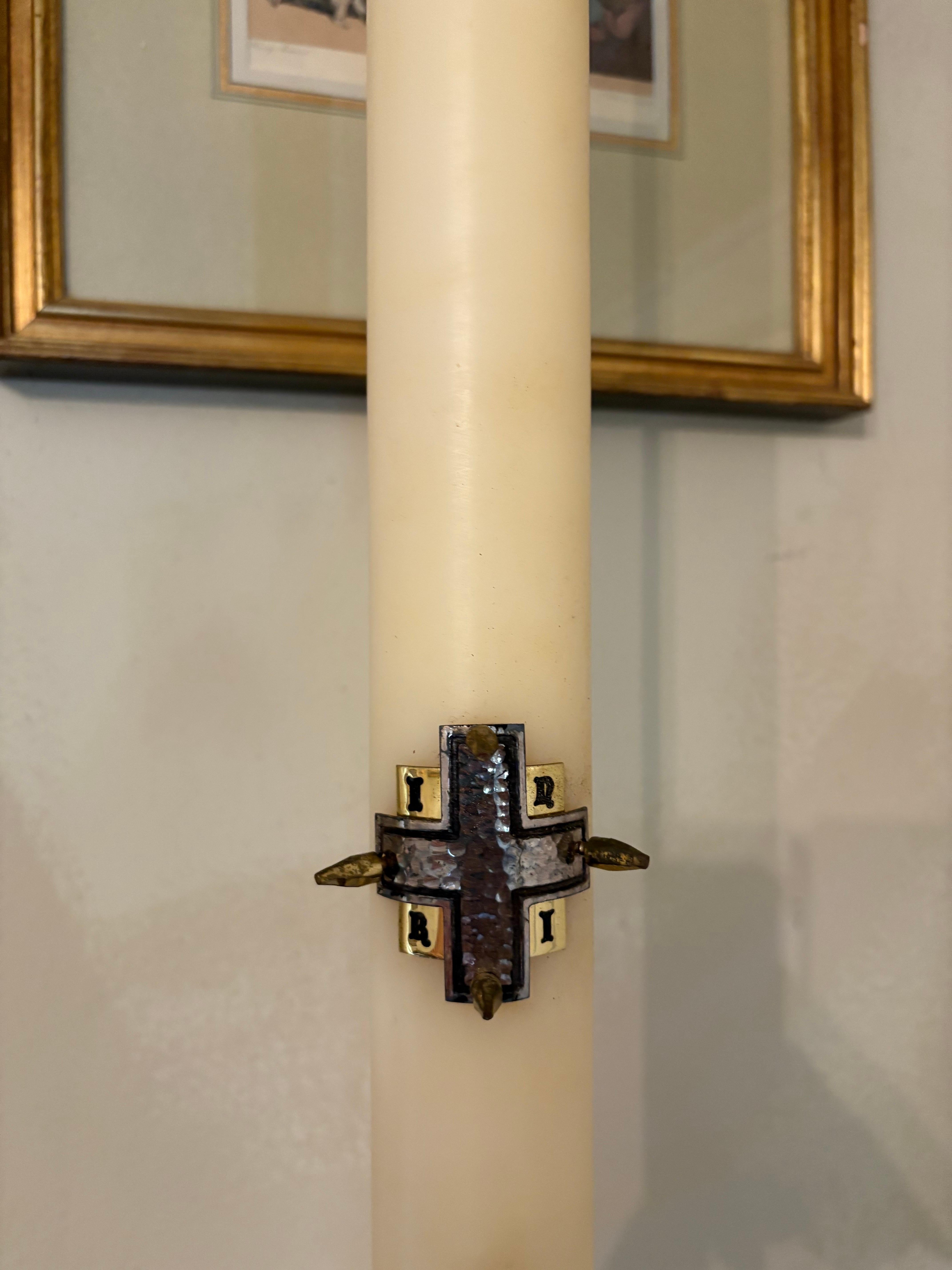 Antorcha o candelabro de altar de latón macizo, mediados del siglo XX Latón en venta