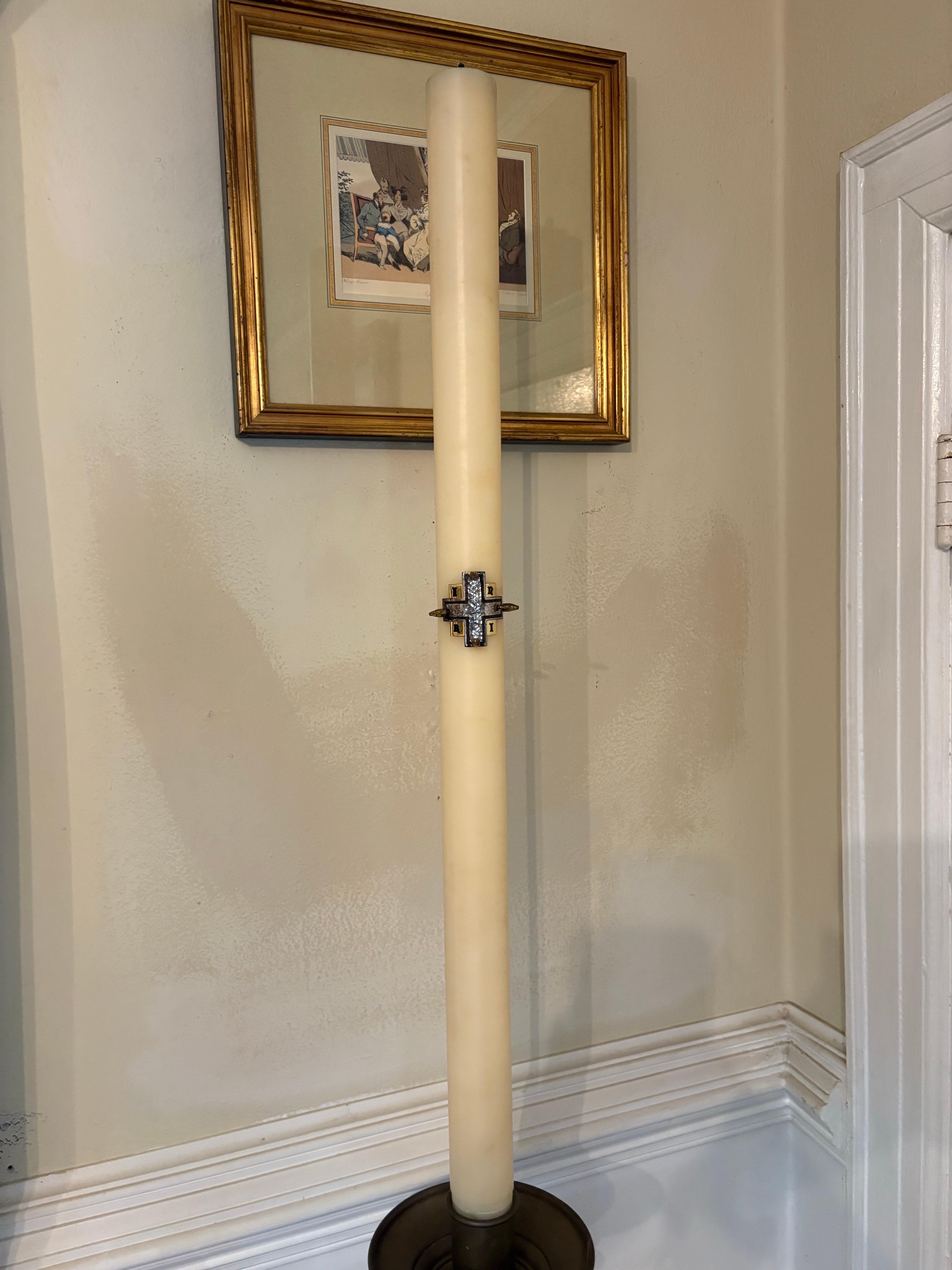 Antorcha o candelabro de altar de latón macizo, mediados del siglo XX en venta 1