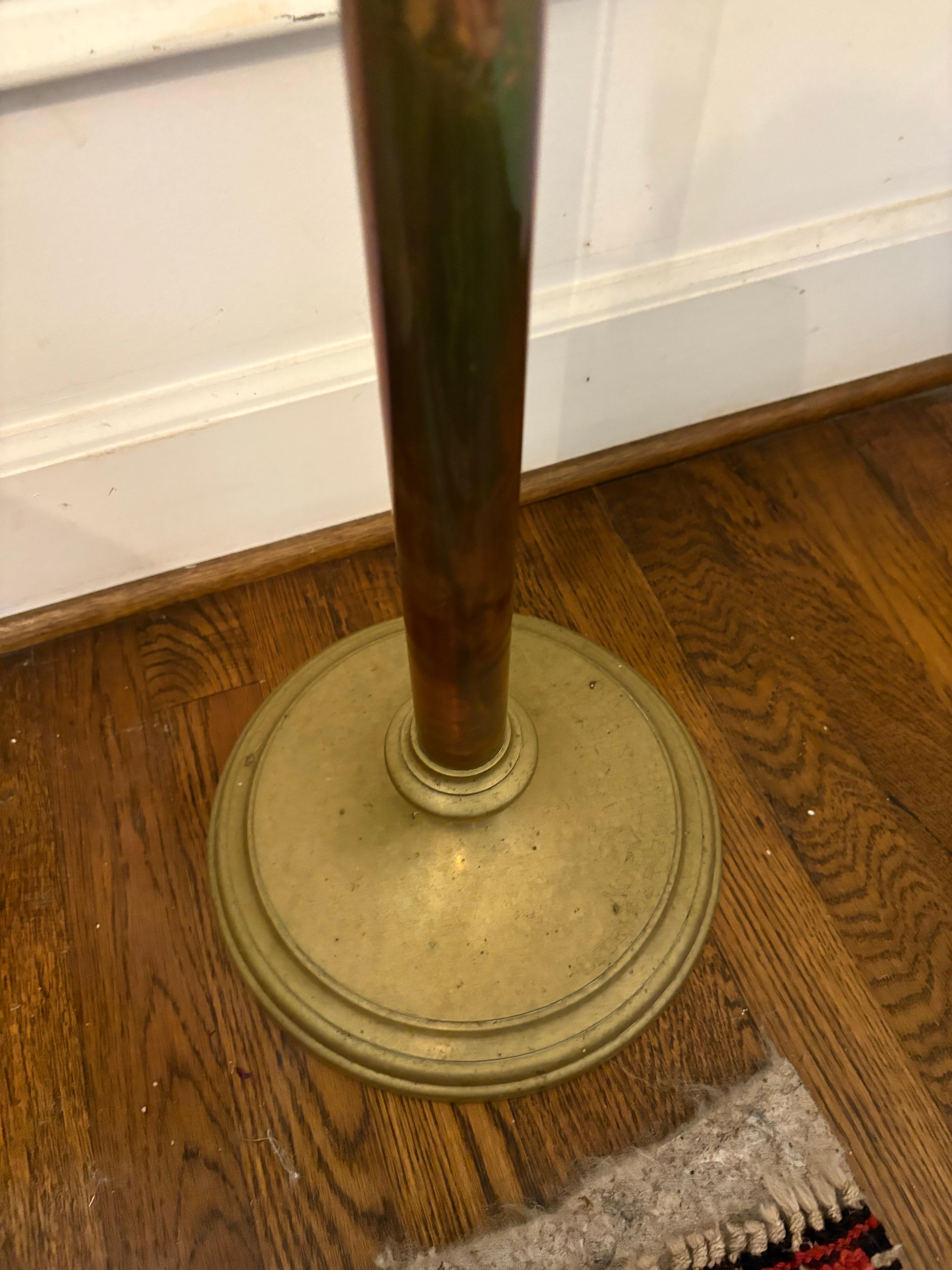 Antorcha o candelabro de altar de latón macizo, mediados del siglo XX en venta 2