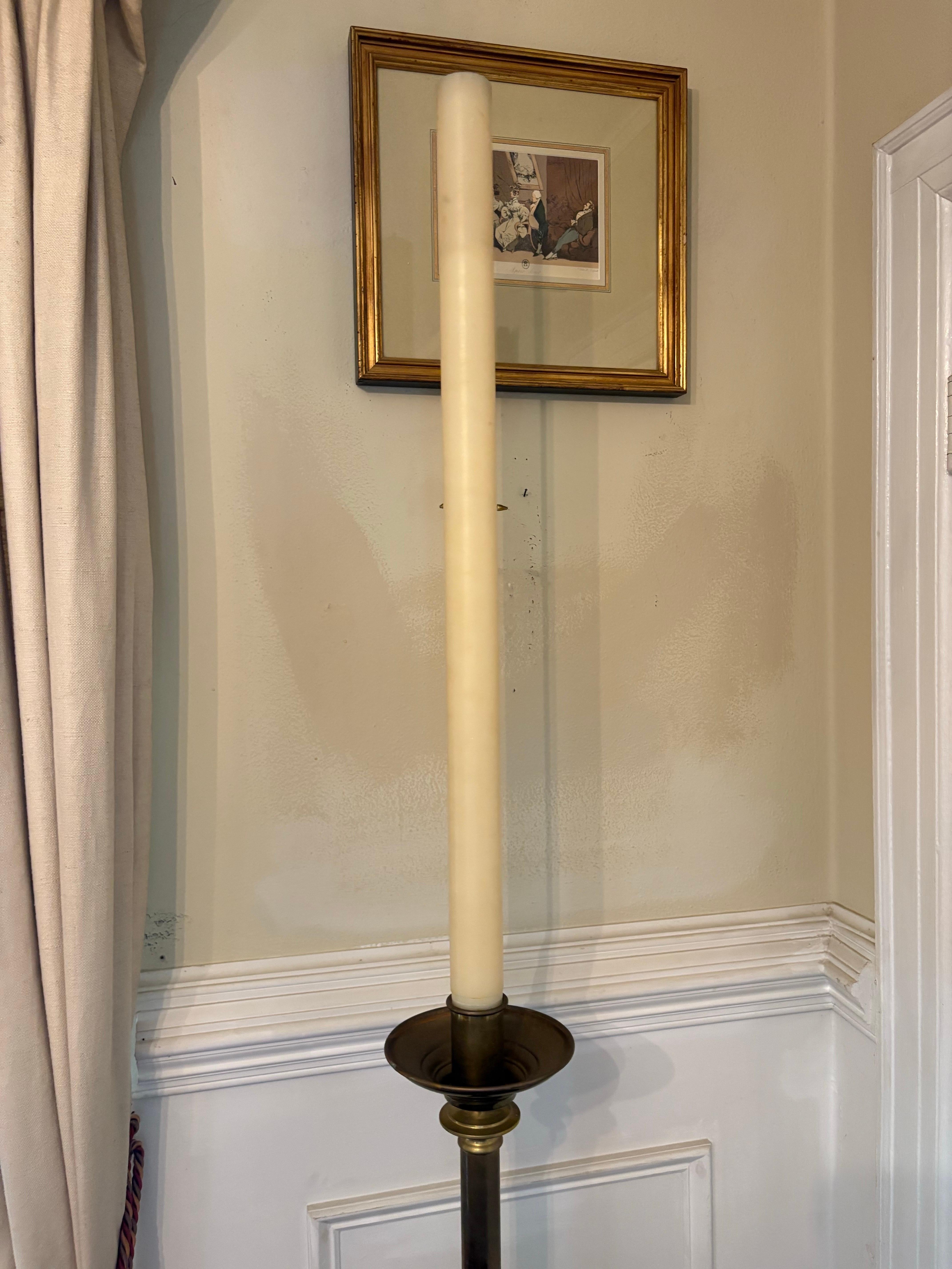 Antorcha o candelabro de altar de latón macizo, mediados del siglo XX en venta 3