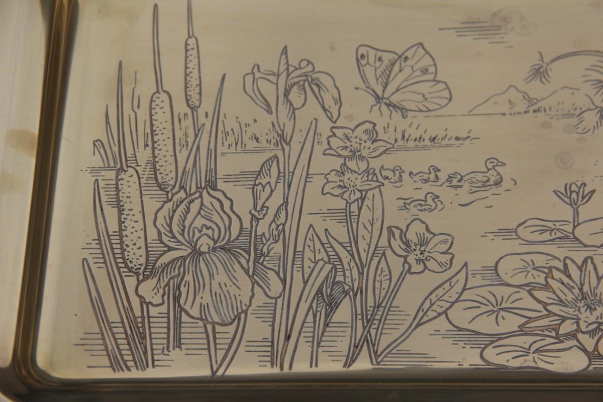 Tablett aus massivem Messing mit eingravierten Dekorationen von Blumen, Pflanzen und Vögeln Italienisch, 1970er Jahre.