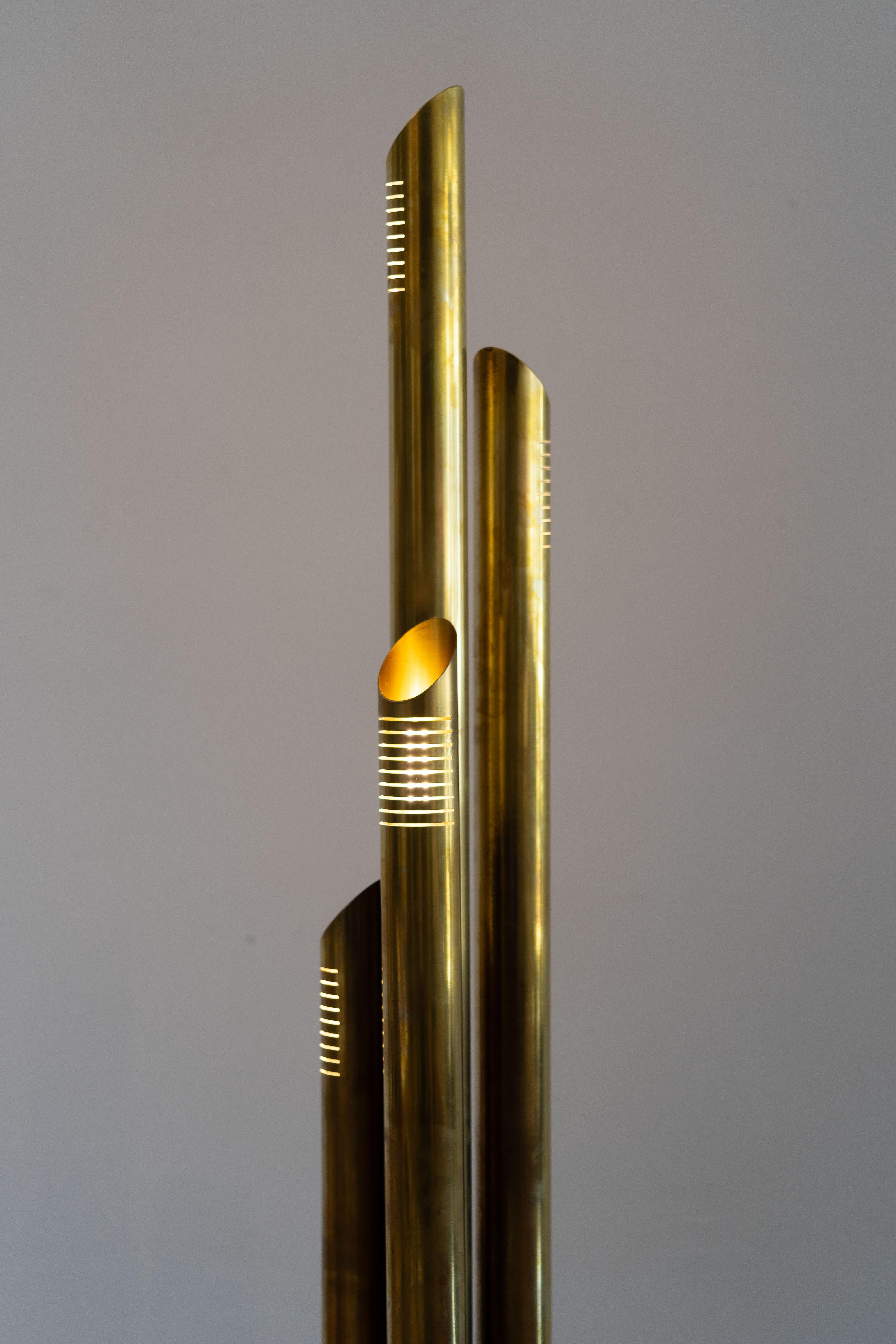 Modern Italian Solid Brass Tube Floor Lamp Designed by R. Fontana, circa 1970 For Sale