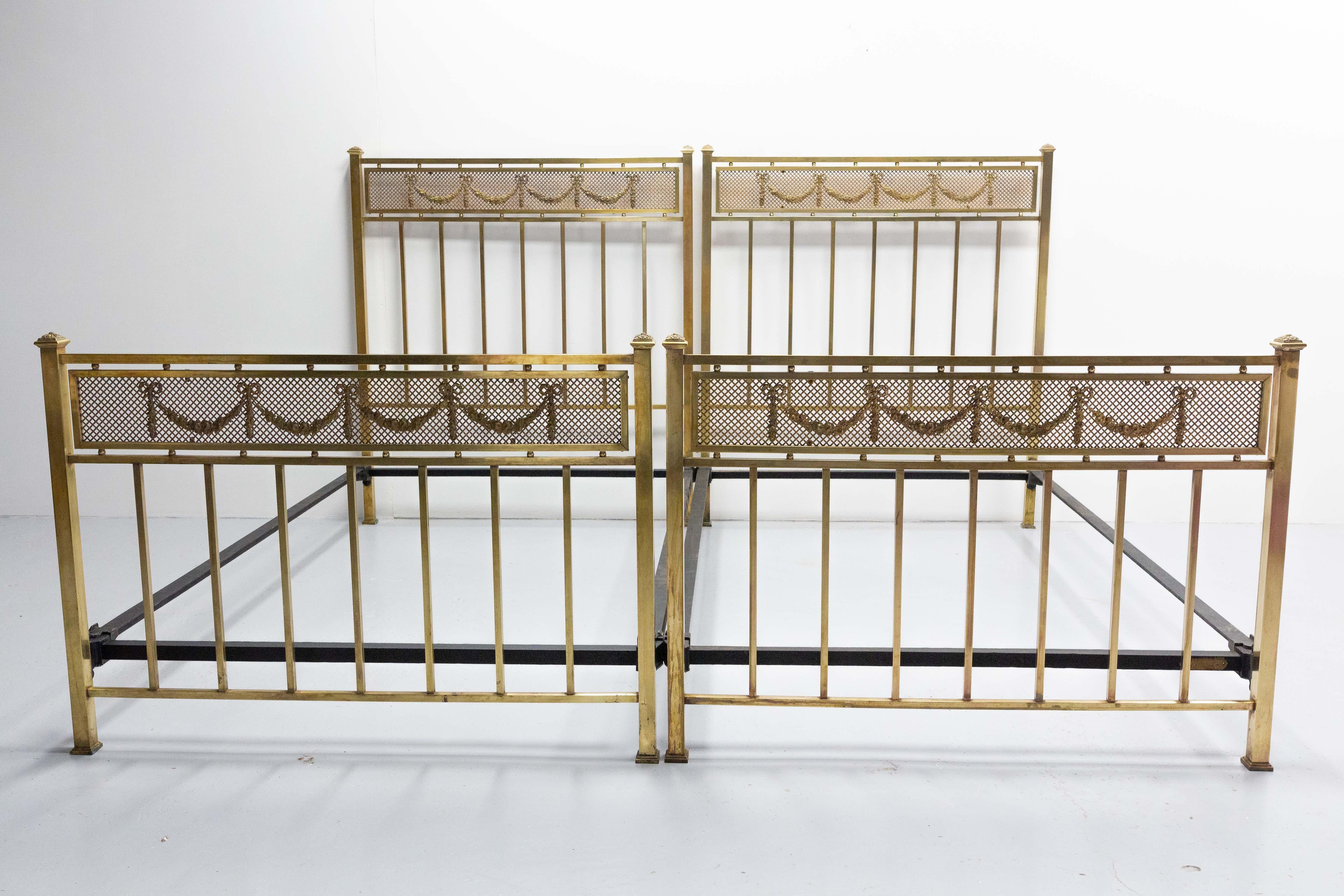 Französische Twin-Betten aus massivem Messing mit Louis-XVI-Dekoration, um 1900 im Angebot 1