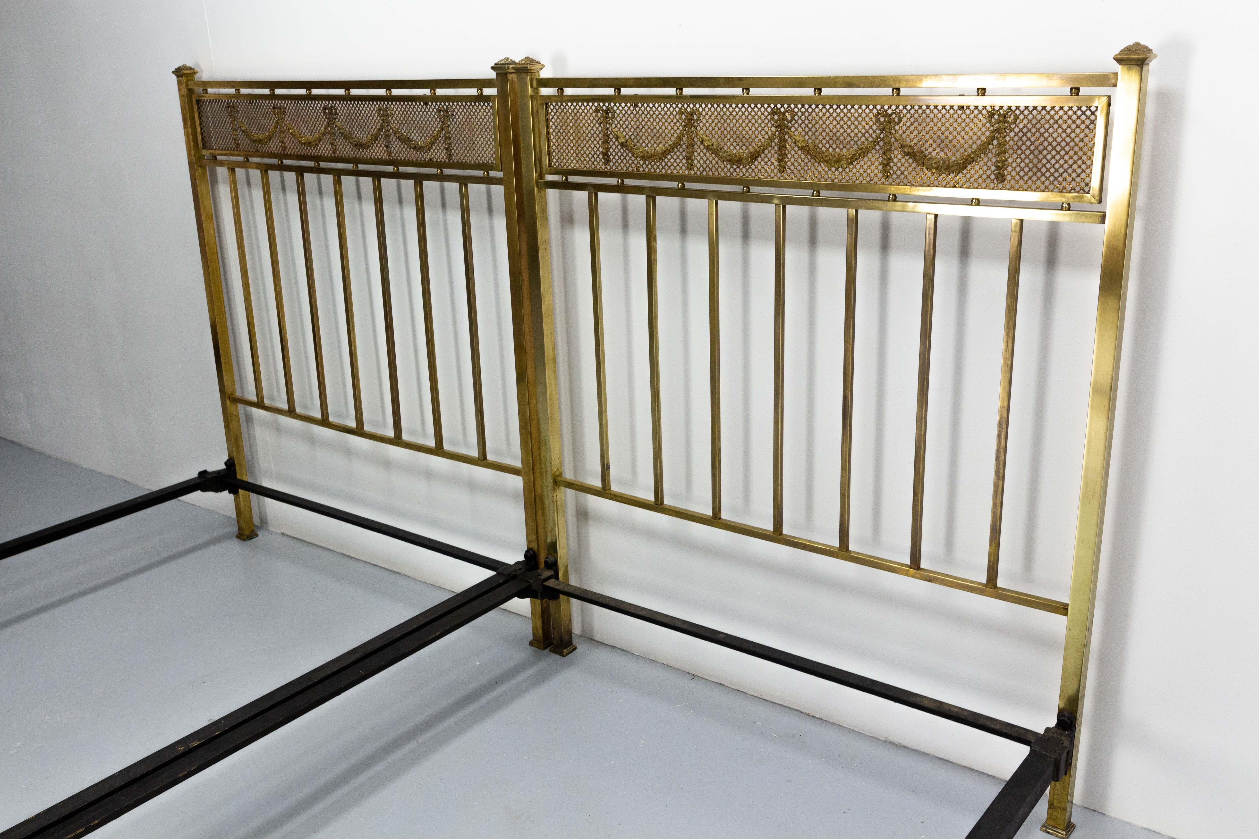 Solid Brass Twin Beds French with Louis XVI Decoration, circa 1900 In Good Condition For Sale In Labrit, Landes