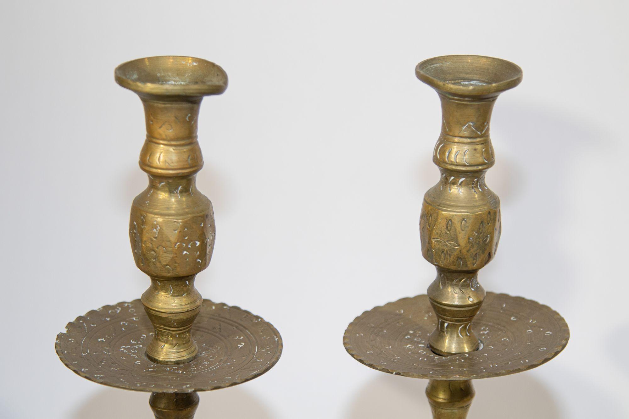 Marokkanische Vintage-Kerzenhalter aus massivem Messing, ein Paar, 1950er Jahre im Angebot 4