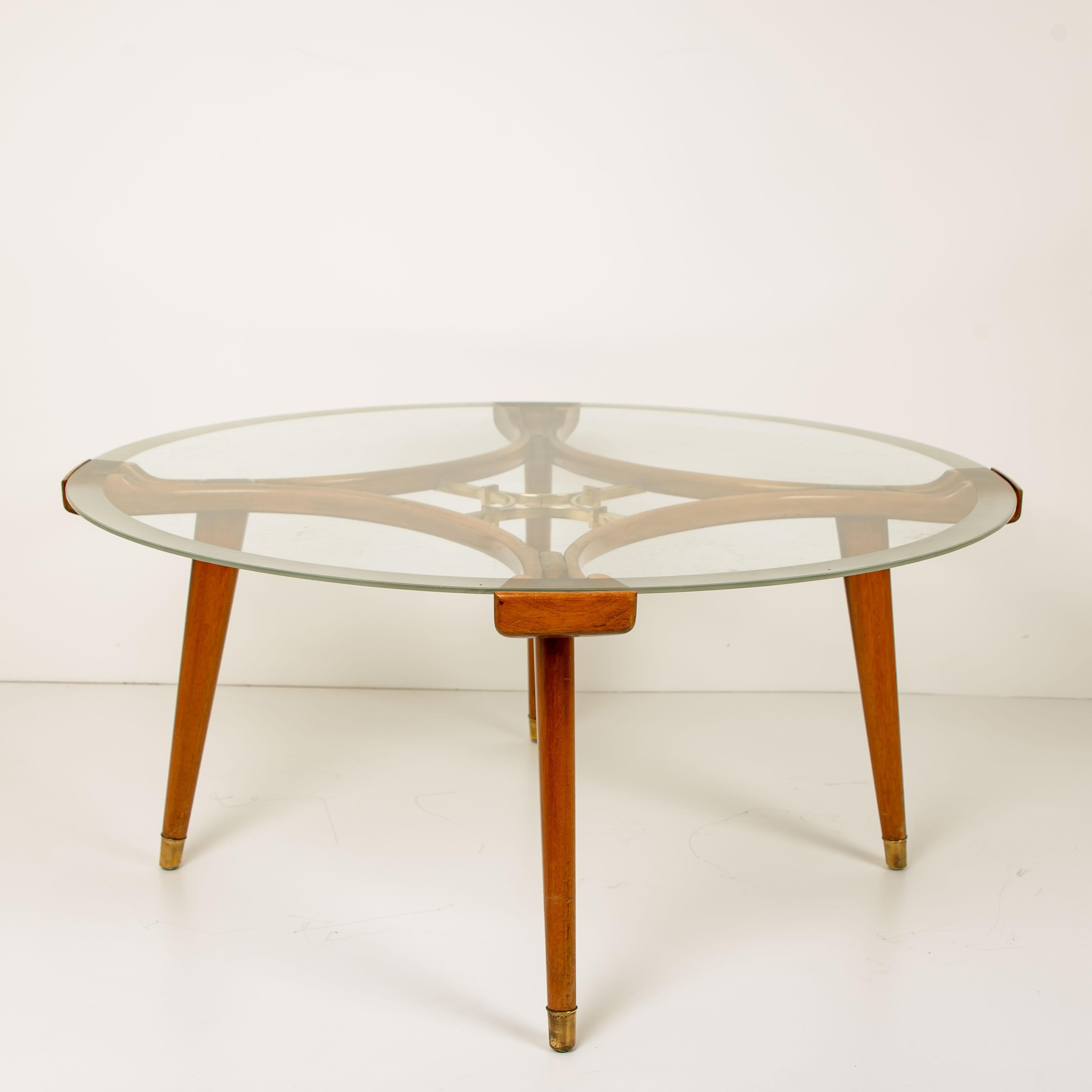 Table en laiton massif et verre en noyer, par William Watting, produite par Fristho, années 1950 en vente 4