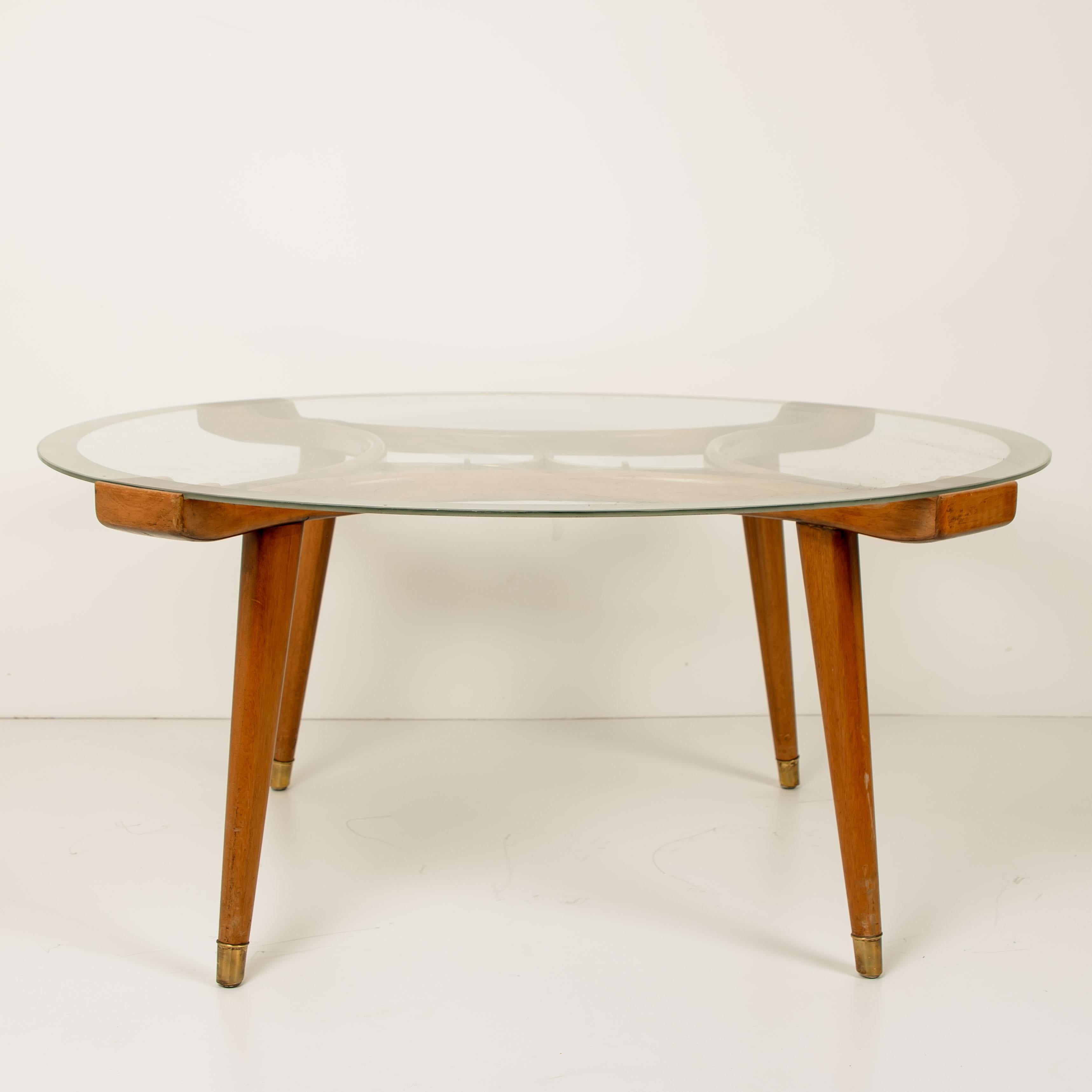 Laiton Table en laiton massif et verre en noyer, par William Watting, produite par Fristho, années 1950 en vente