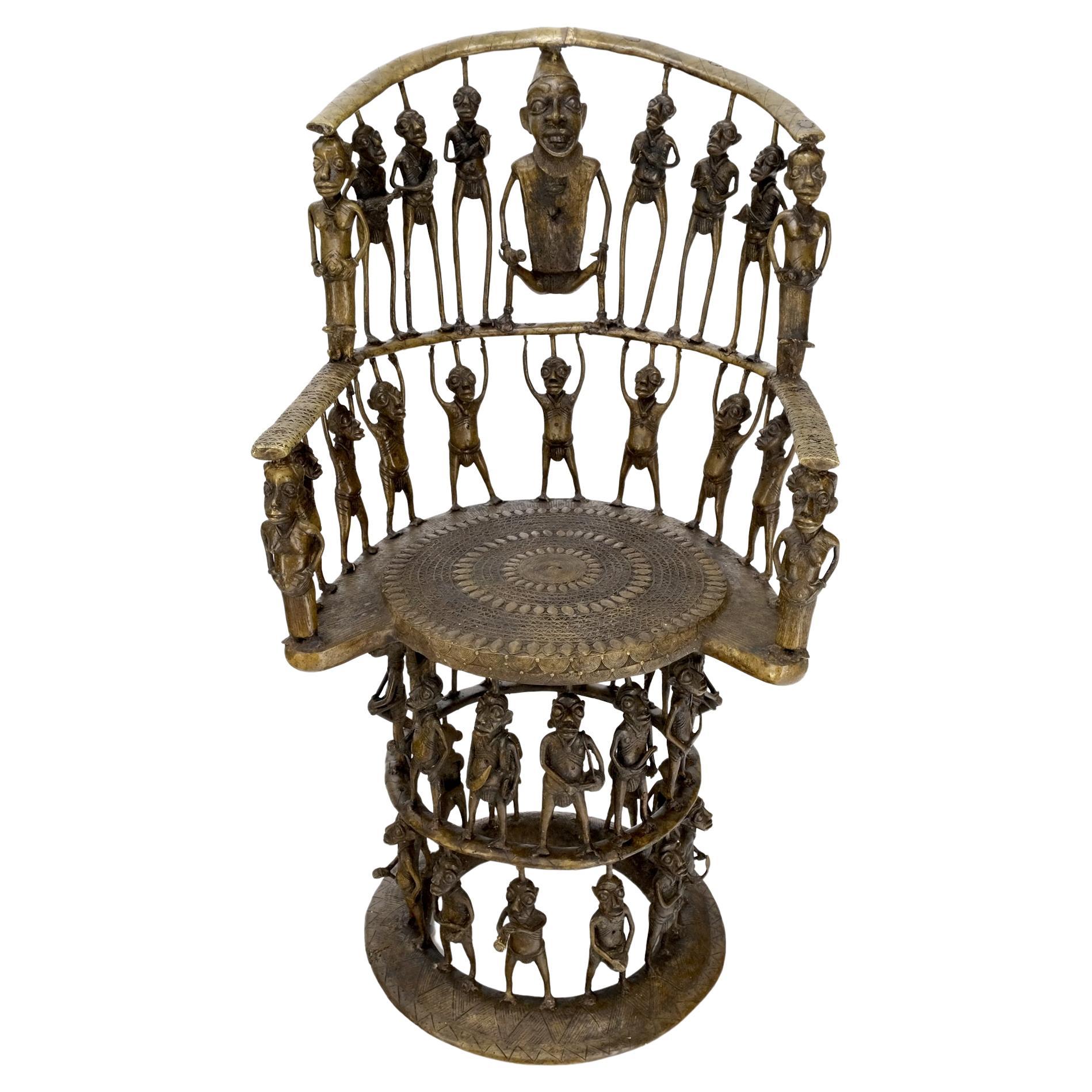 Chaise trône figurative africaine du Cameroun en bronze massif avec 44 figurines