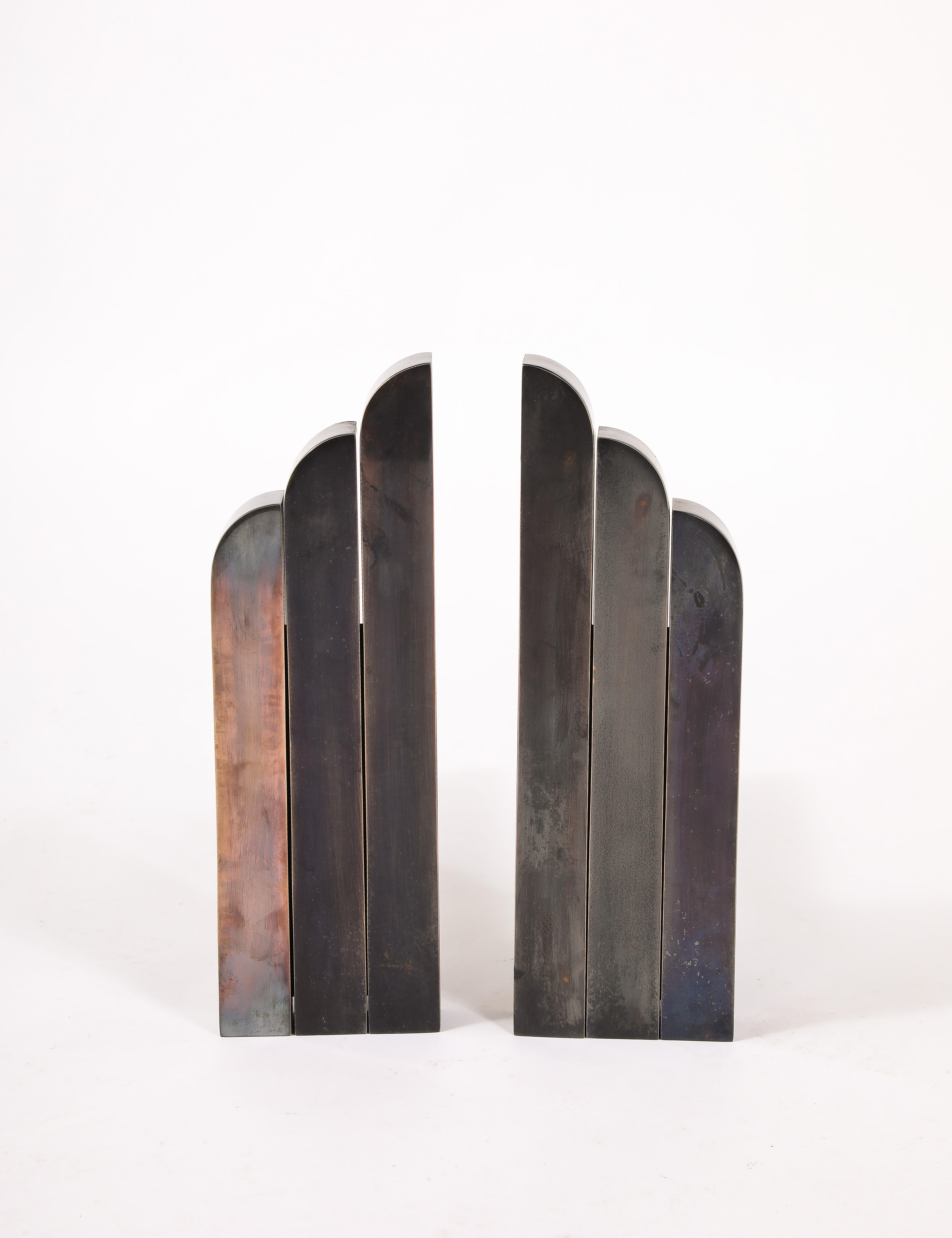 Par de andirones extremadamente pesados, la cara hecha de barra de bronce macizo 2x1.