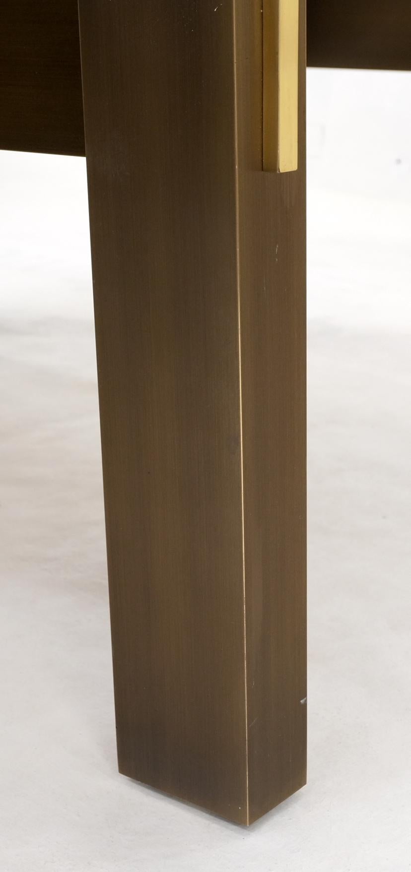 20ième siècle Table basse carrée épaisse à base en bronze massif et plateau en travertin massif menthe ! en vente