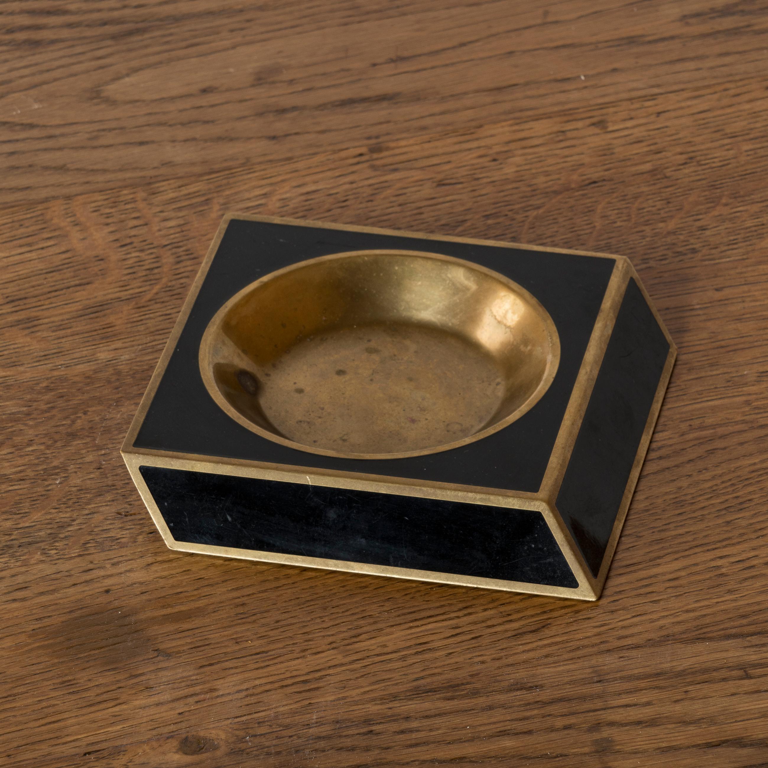 Unique sculptural square bronze container with tilted black enamel sides. In good vintage condition. Very heavy.
This vide-poches will ship from France and can be returned to either France or to a LIC NY location.
Price does not include shipping nor