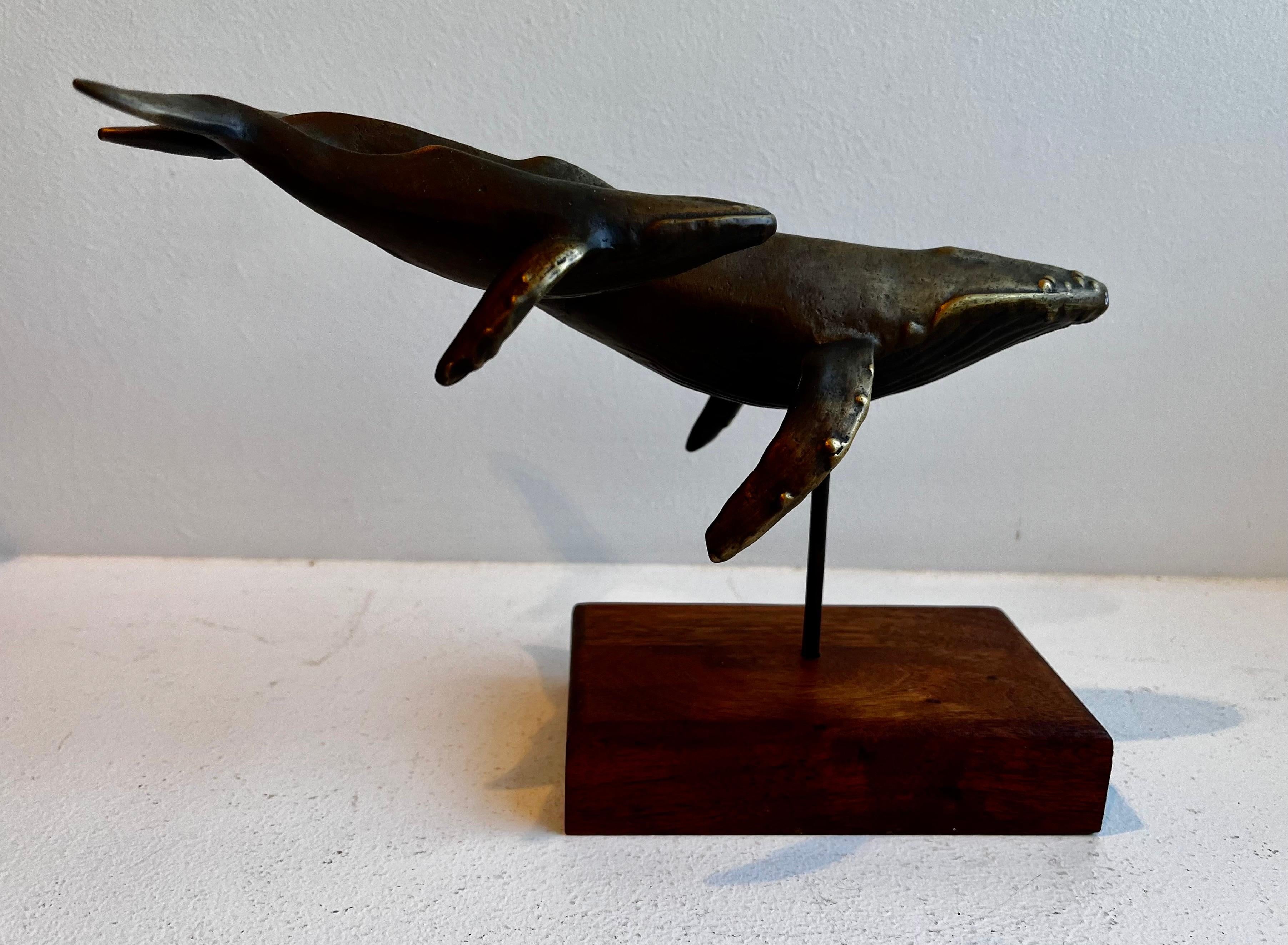 Scultura da tavolo in bronzo massiccio con balena e vitello su base in Wood di S. Nelles, 1986 in vendita 3