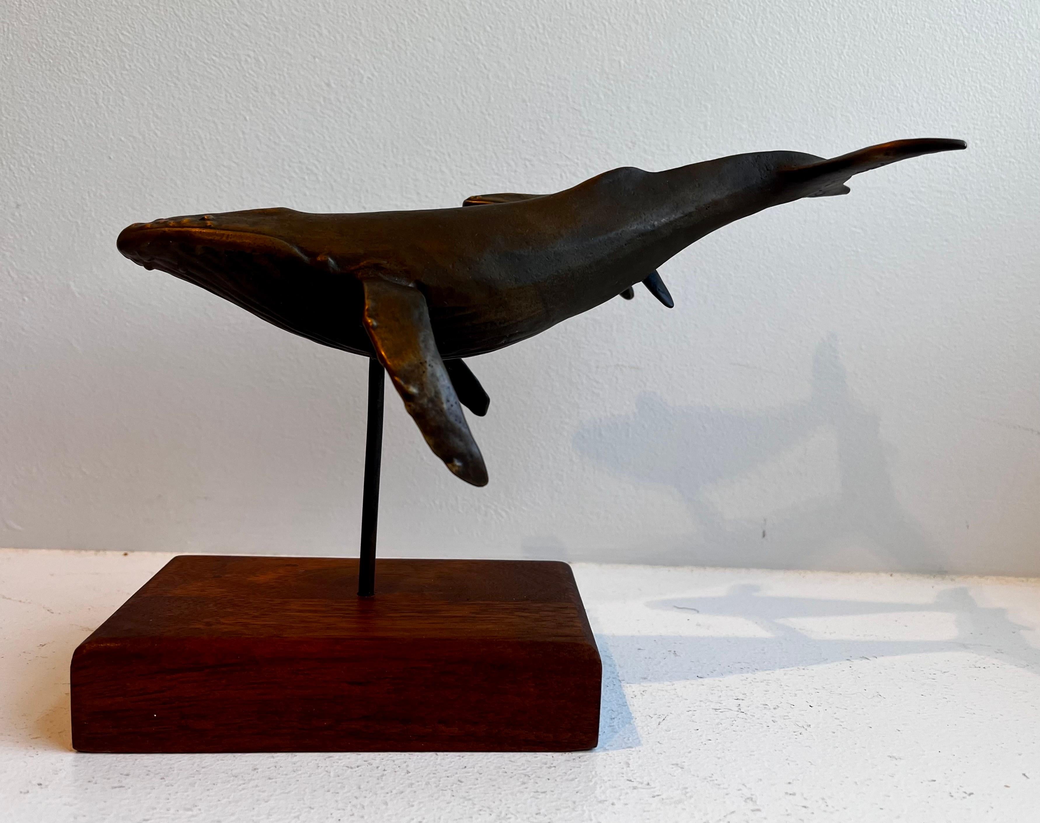 Scultura da tavolo in bronzo massiccio con balena e vitello su base in Wood di S. Nelles, 1986 in vendita 4