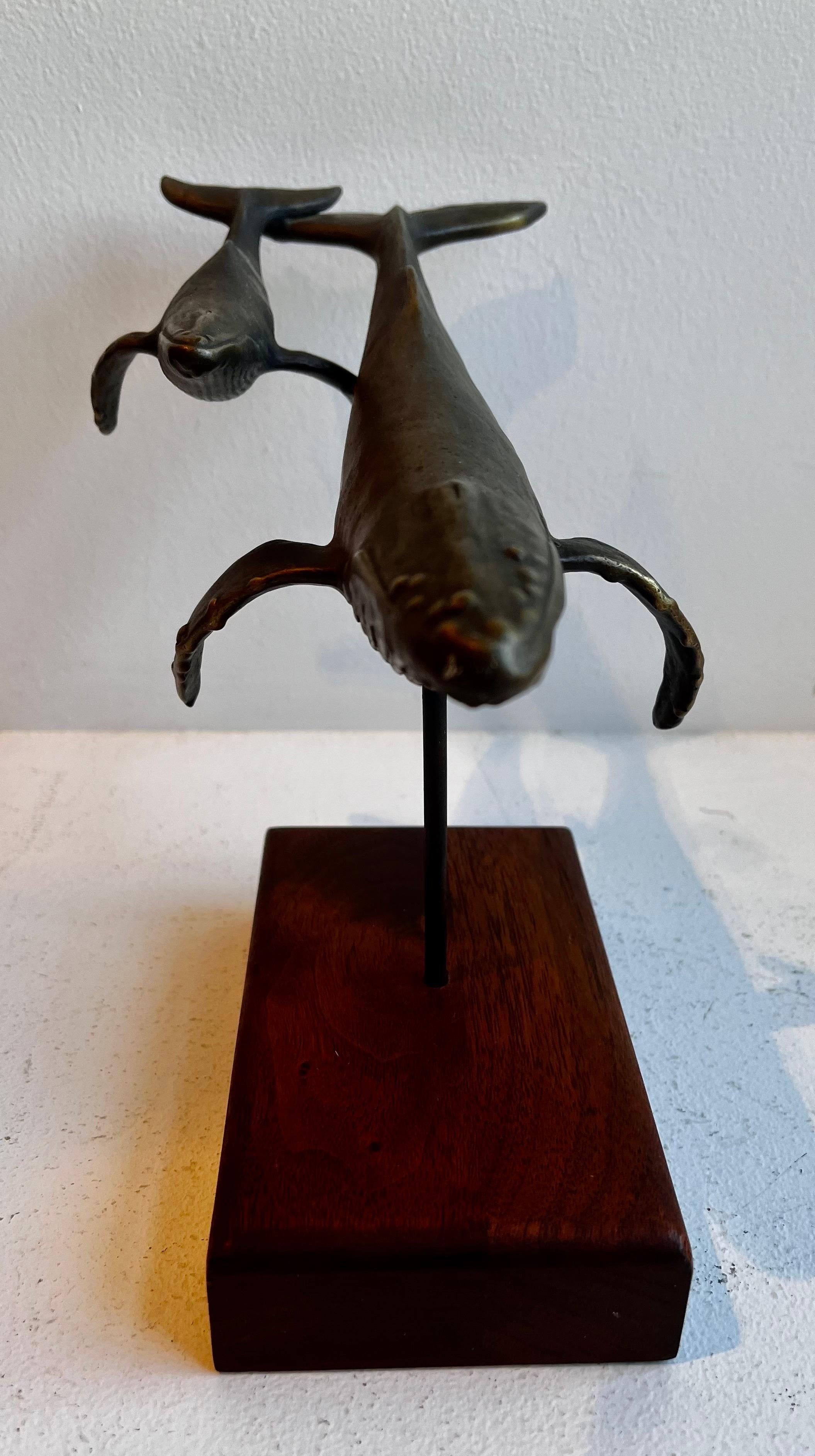 Scultura da tavolo in bronzo massiccio con balena e vitello su base in Wood di S. Nelles, 1986 in vendita 5