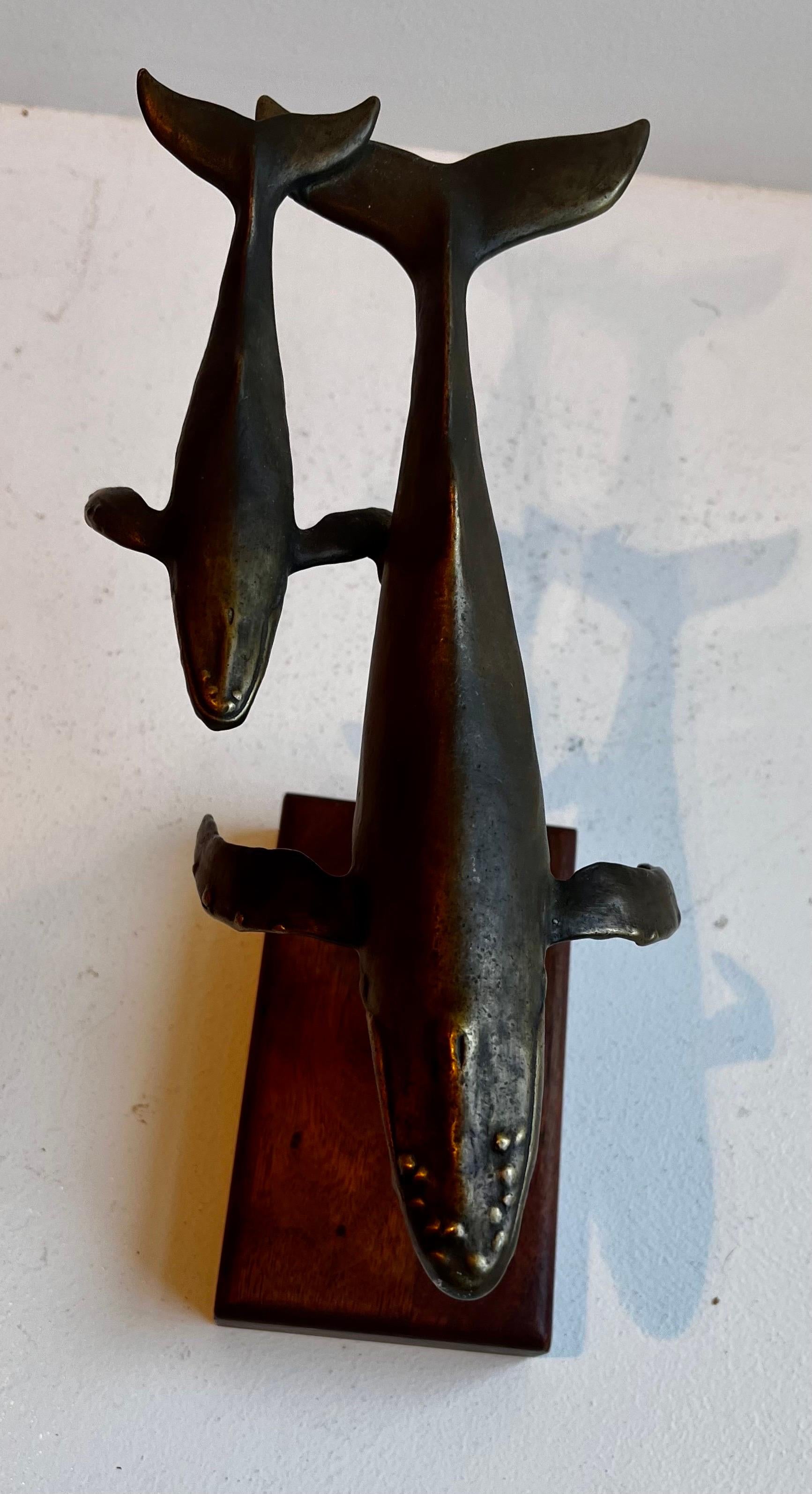 Scultura da tavolo in bronzo massiccio con balena e vitello su base in Wood di S. Nelles, 1986 in vendita 6