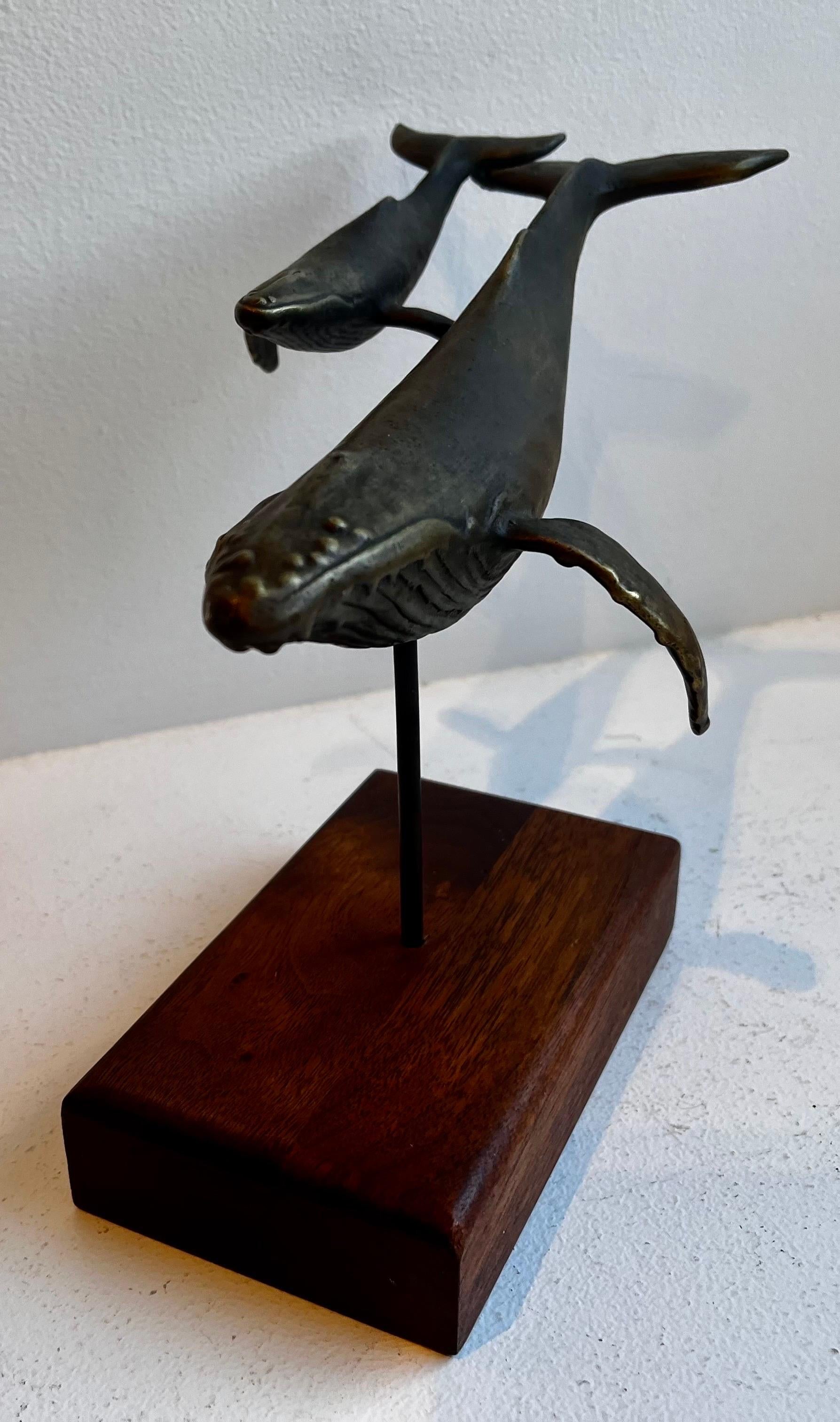 Scultura da tavolo in bronzo massiccio con balena e vitello su base in Wood di S. Nelles, 1986 in vendita 7