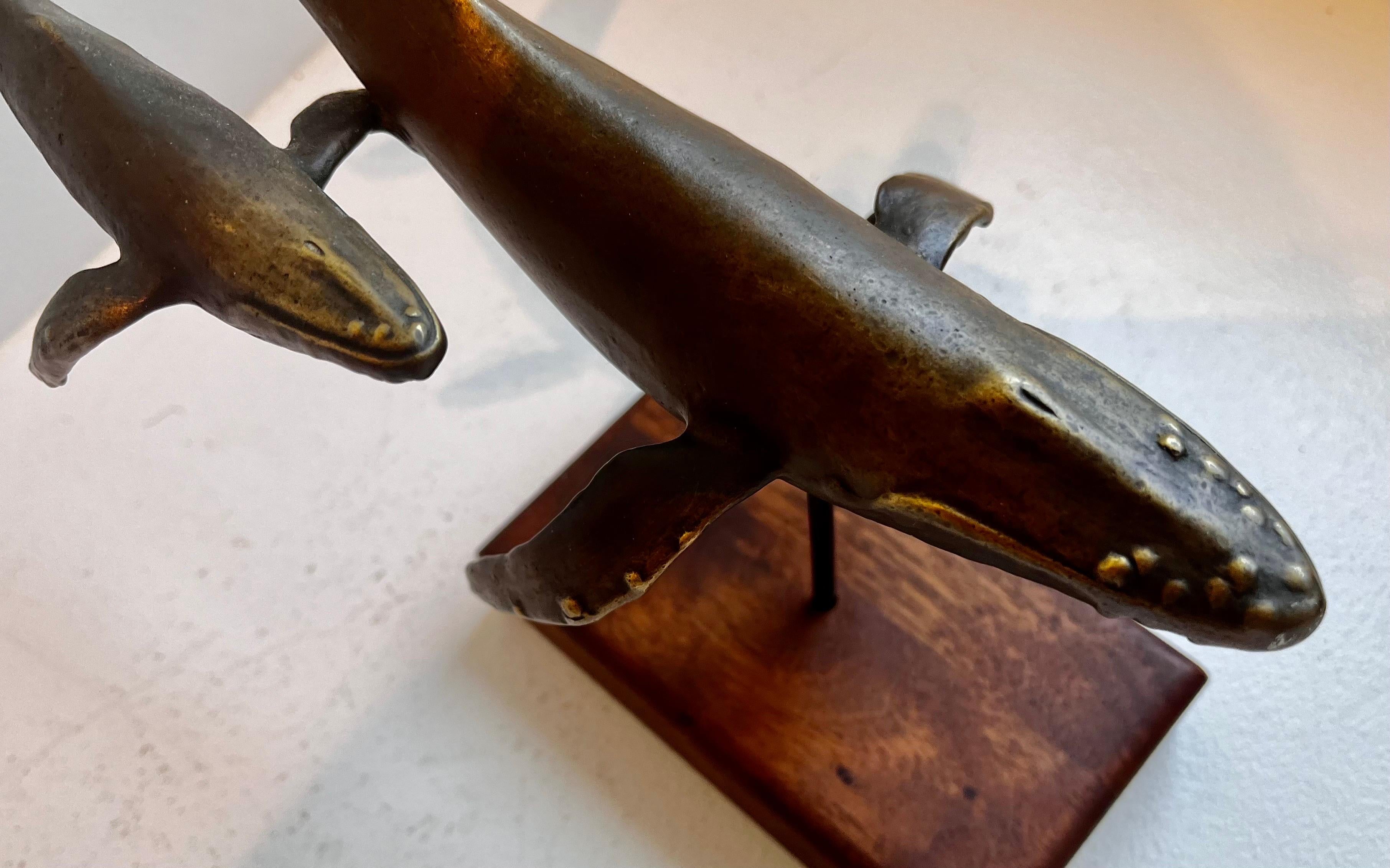 Scultura da tavolo in bronzo massiccio con balena e vitello su base in Wood di S. Nelles, 1986 in vendita 8