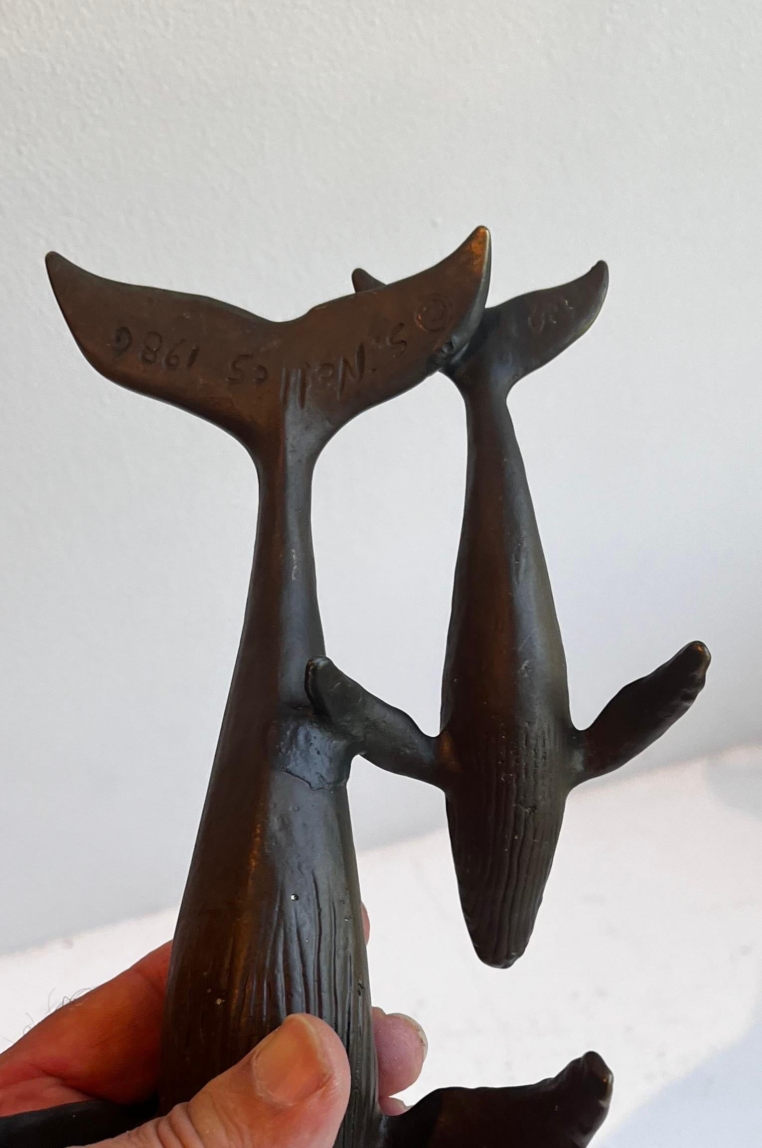 Scultura da tavolo in bronzo massiccio con balena e vitello su base in Wood di S. Nelles, 1986 in vendita 9