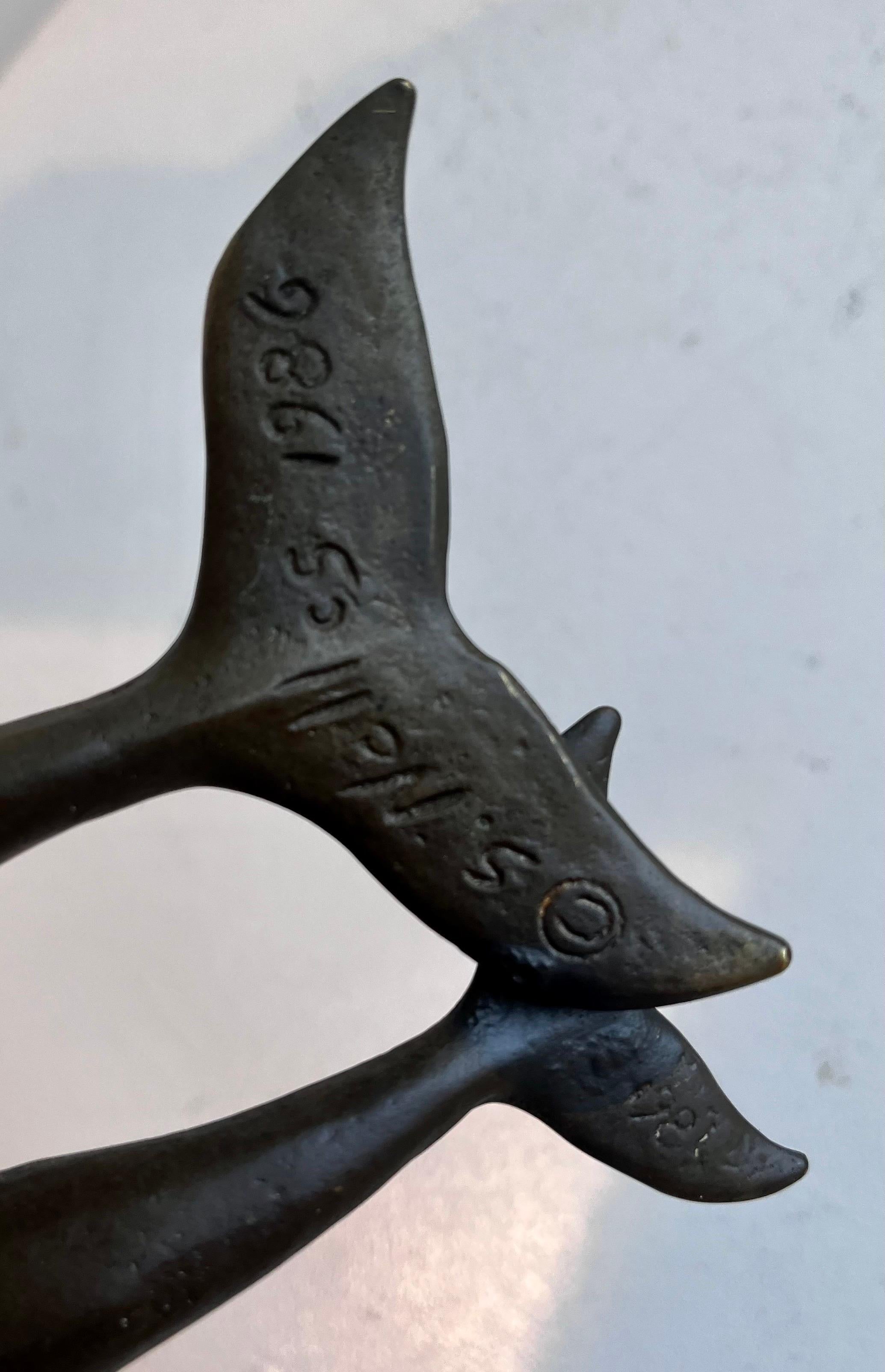 Scultura da tavolo in bronzo massiccio con balena e vitello su base in Wood di S. Nelles, 1986 in vendita 10