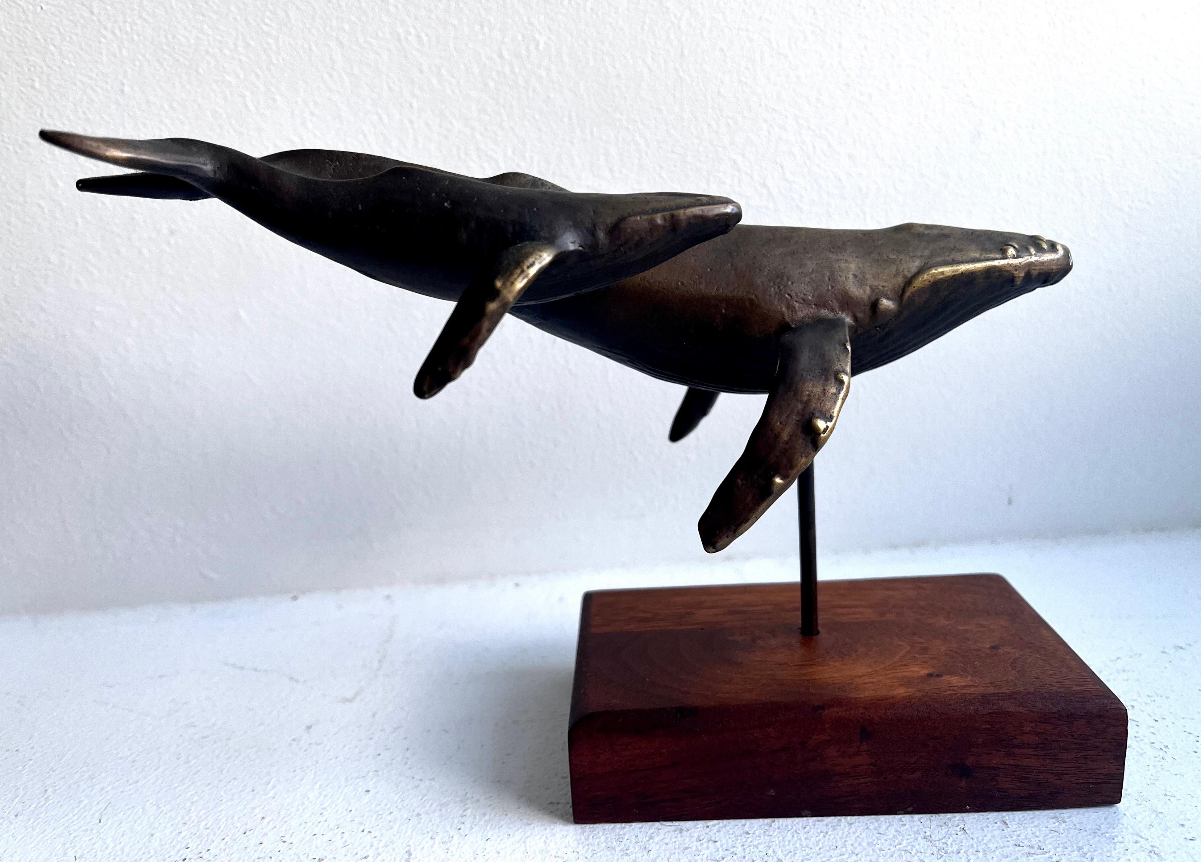 Classico americano Scultura da tavolo in bronzo massiccio con balena e vitello su base in Wood di S. Nelles, 1986 in vendita