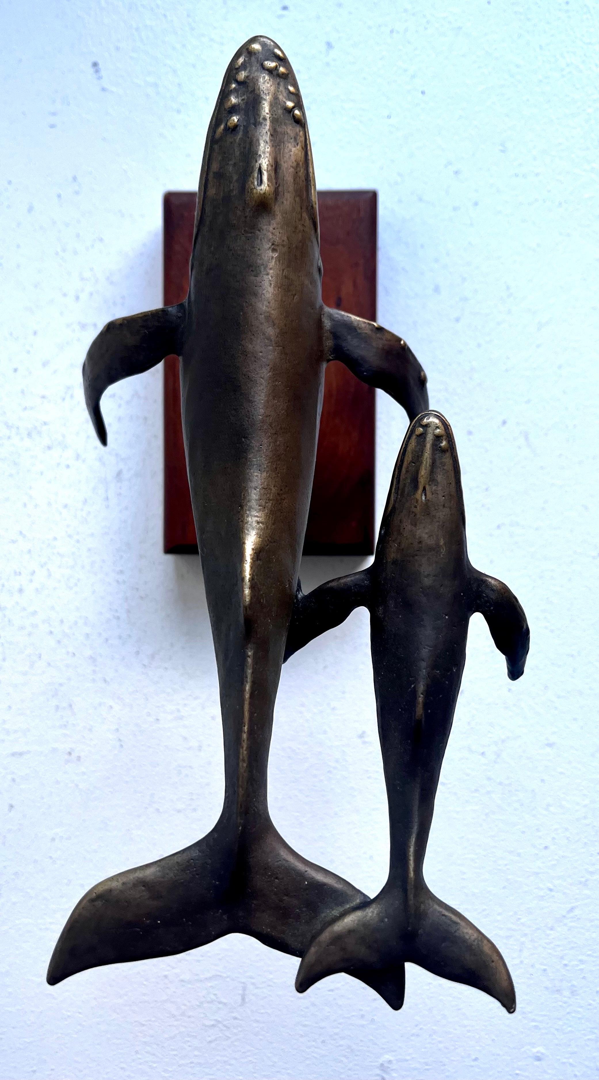 Americano Scultura da tavolo in bronzo massiccio con balena e vitello su base in Wood di S. Nelles, 1986 in vendita