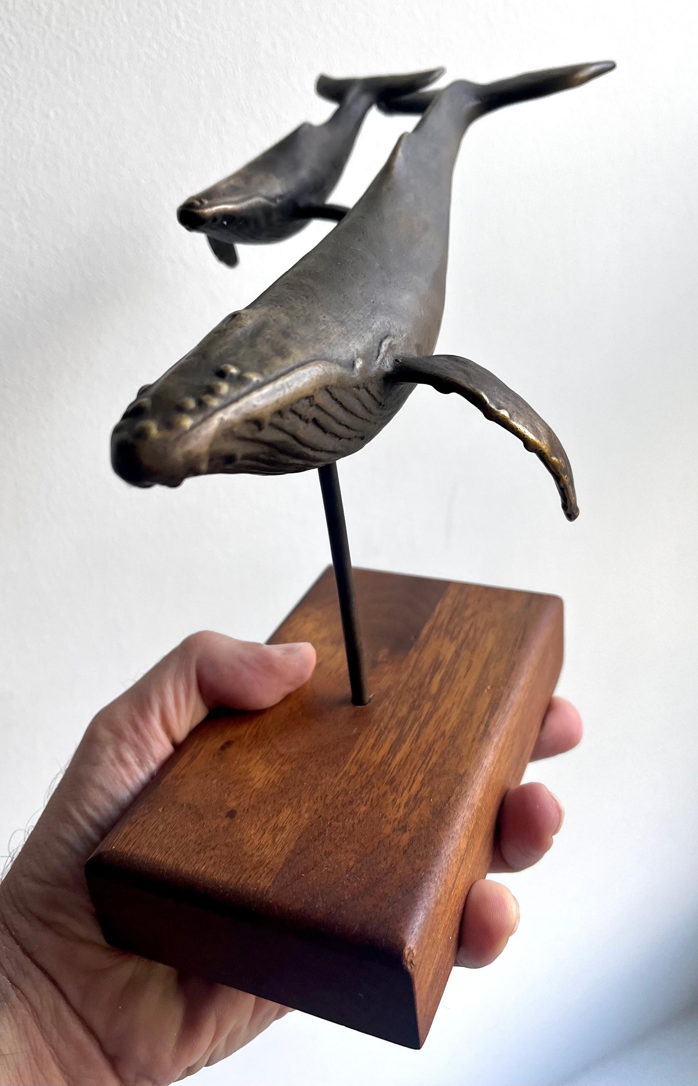 Scultura da tavolo in bronzo massiccio con balena e vitello su base in Wood di S. Nelles, 1986 In condizioni buone in vendita a Philadelphia, PA
