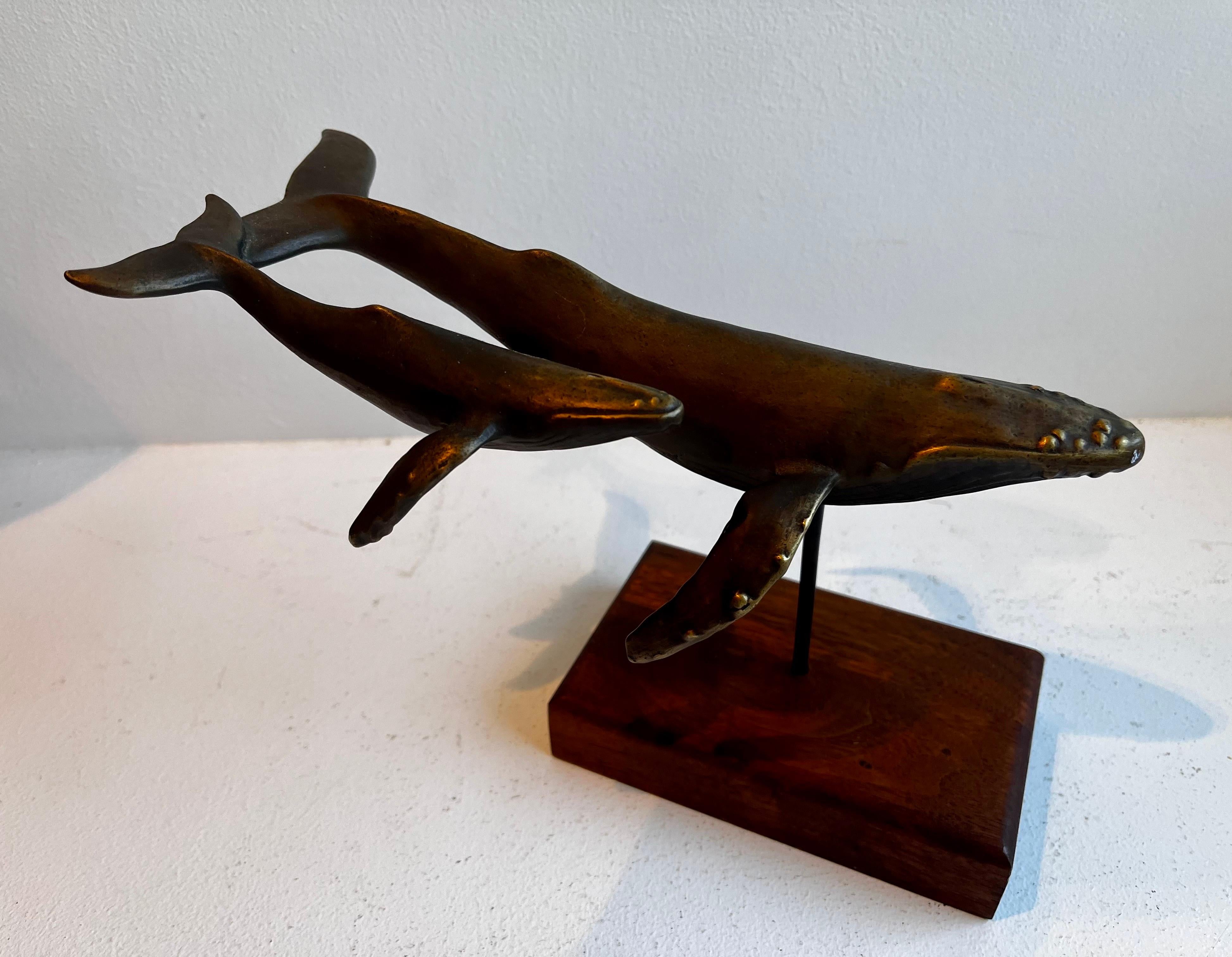 Fine XX secolo Scultura da tavolo in bronzo massiccio con balena e vitello su base in Wood di S. Nelles, 1986 in vendita