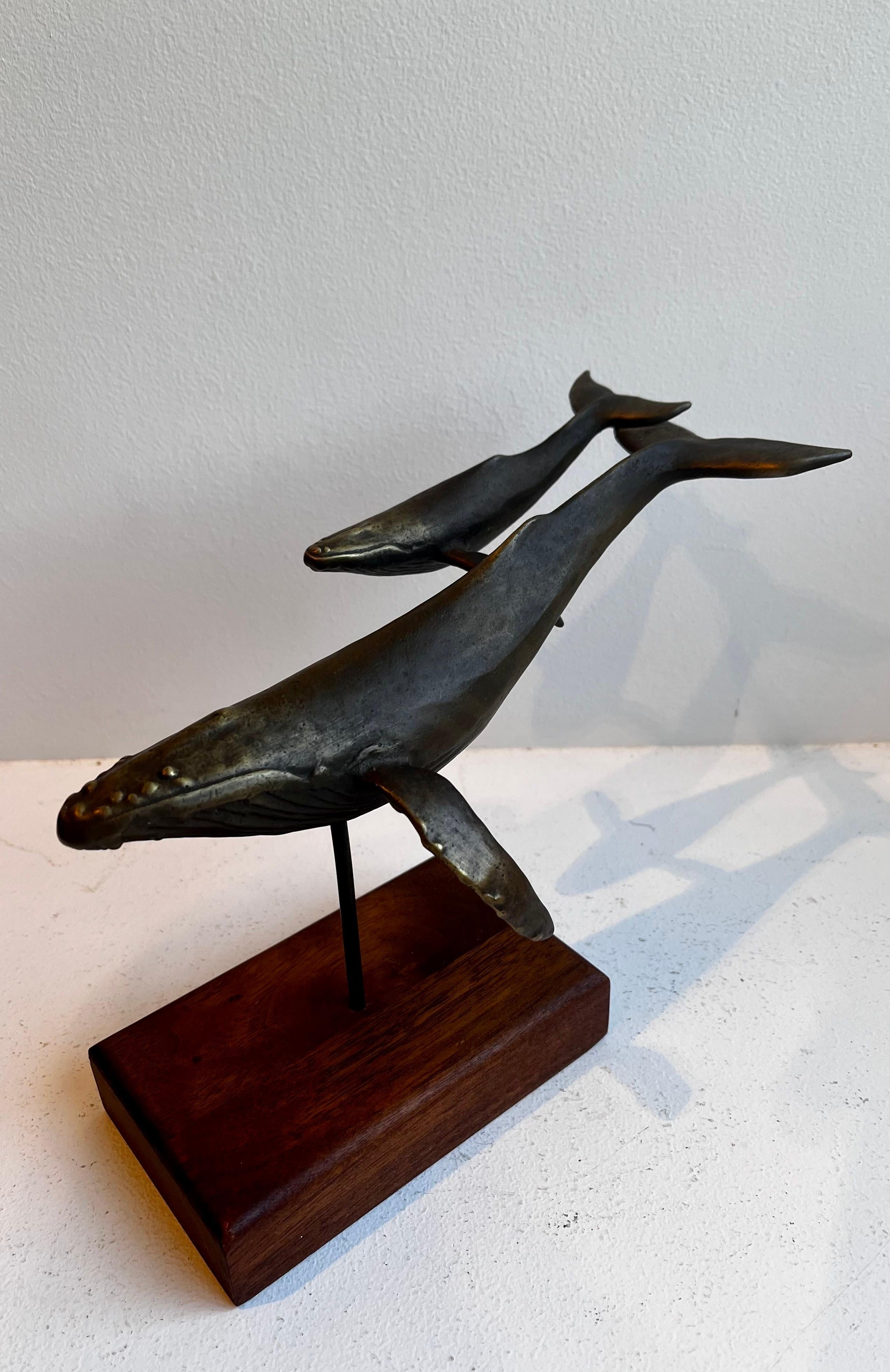 Bronzo Scultura da tavolo in bronzo massiccio con balena e vitello su base in Wood di S. Nelles, 1986 in vendita