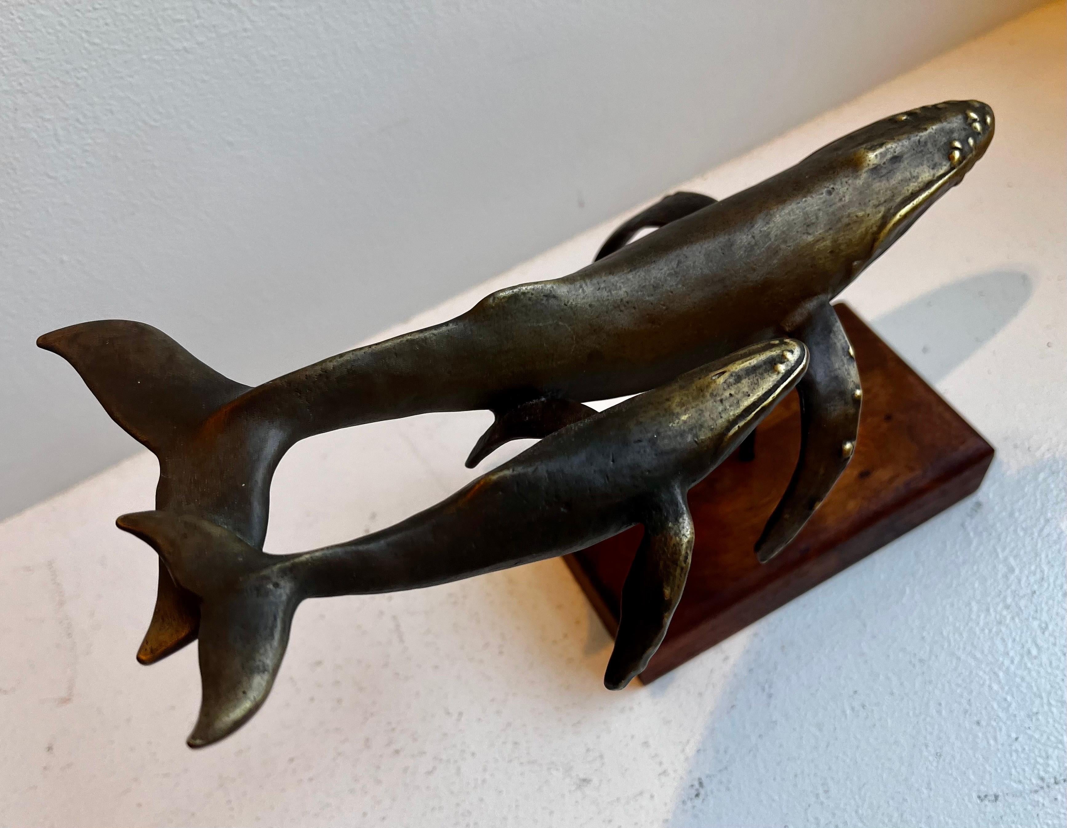 Scultura da tavolo in bronzo massiccio con balena e vitello su base in Wood di S. Nelles, 1986 in vendita 1