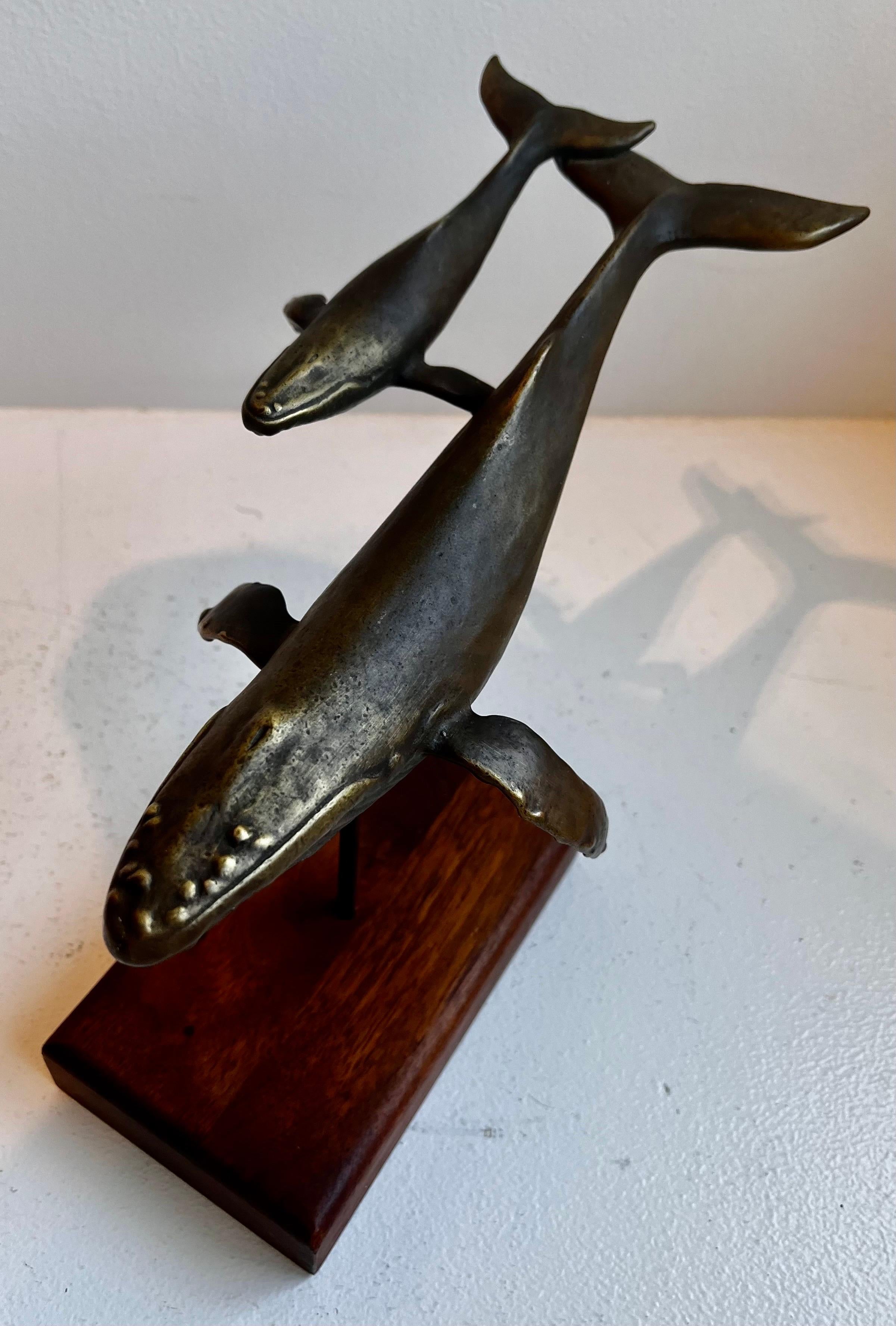 Scultura da tavolo in bronzo massiccio con balena e vitello su base in Wood di S. Nelles, 1986 in vendita 2